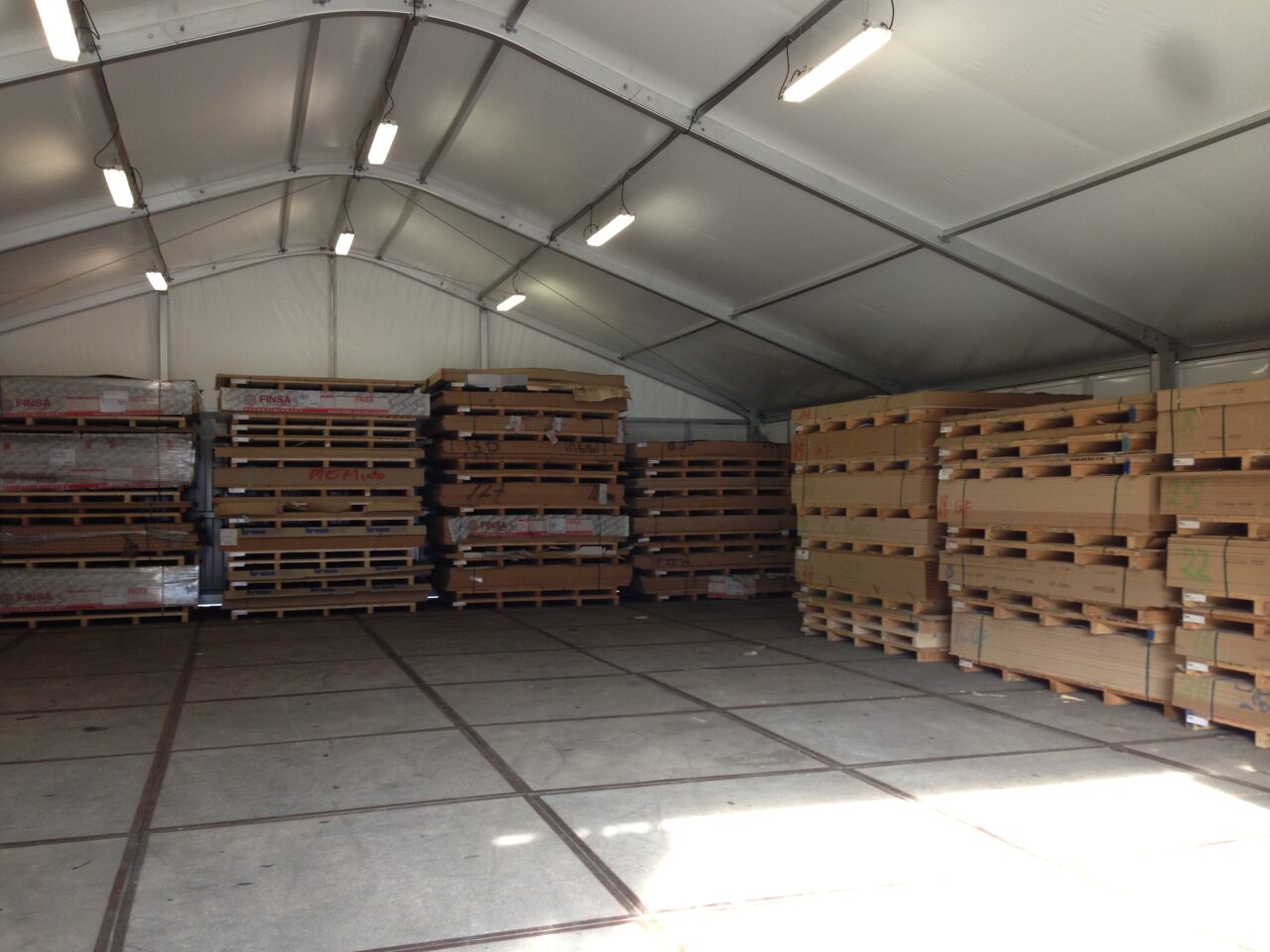 Lagerhalle von Zeltverleih Intersettle (Palettenlager) - Hallen für Materialien, Waren, Produkte, Farhzeuge - temporärer Leichtbauhalle für Unternehmen für mehr Raum und Platz