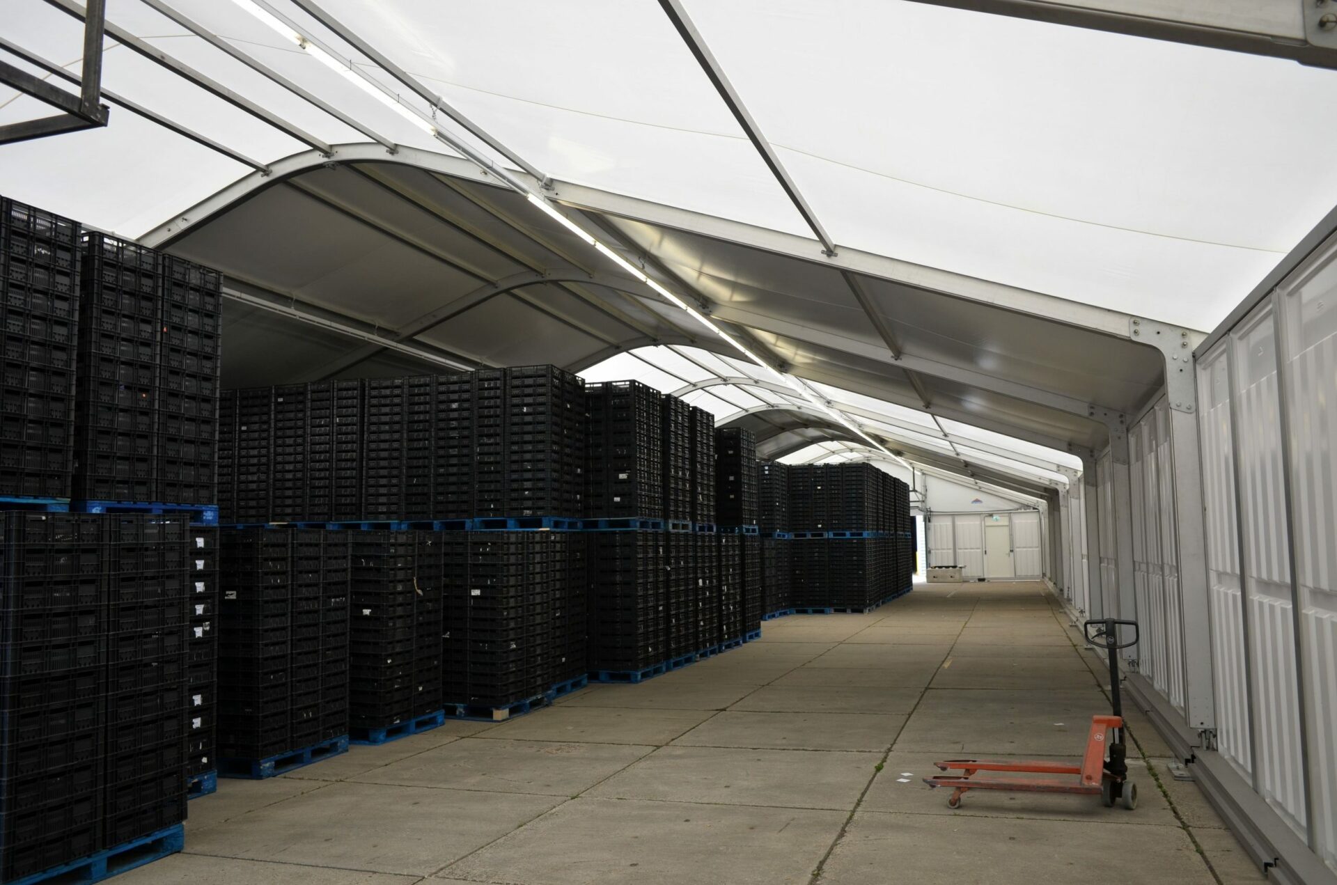 Lagerhallen von Zeltverleih, Intersettle für Unternehmen, Gewerbe, Industrie, Logistik – temporäre Raumlösungen bei Platzmangel