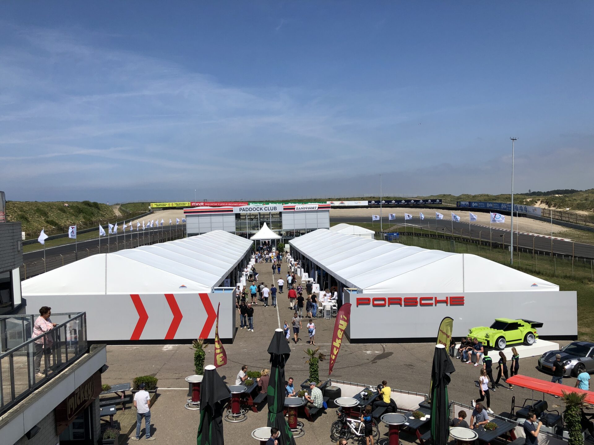 Manhattan Zelthalle und Alu-Pavillons von Zeltverleih Intersettle an der Rennstrecke in Zandvoort - Paddock Club auf Motorsport Veranstaltung - Pon Porsche 70 jaar 2018 (1)