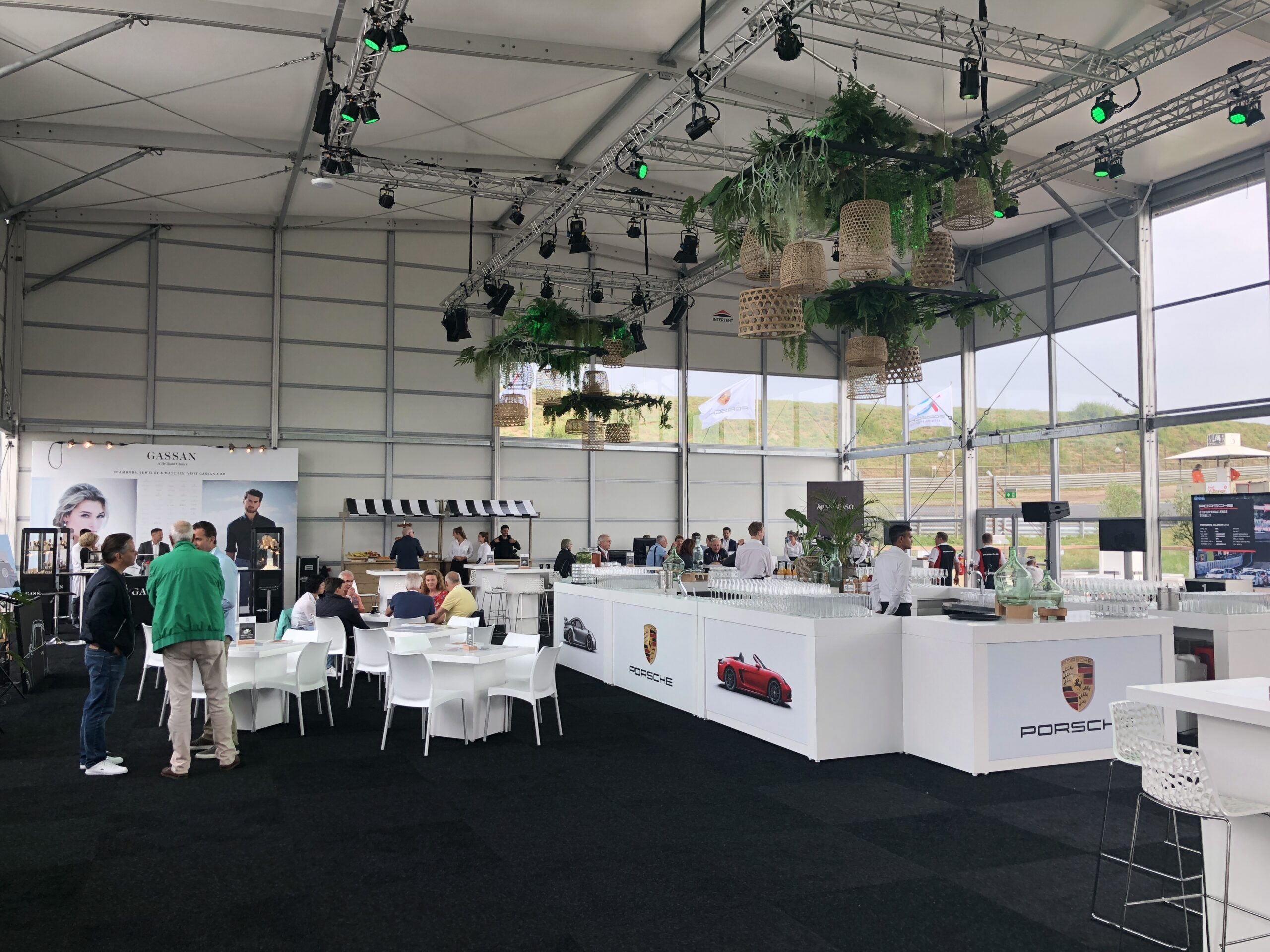 Manhattan Zelthalle von Zeltverleih Intersettle - Promotion Event an der Rennstrecke in Zandvoort auf Motorsport Veranstaltung - Pon Porsche 70 jaar 2018 (2)