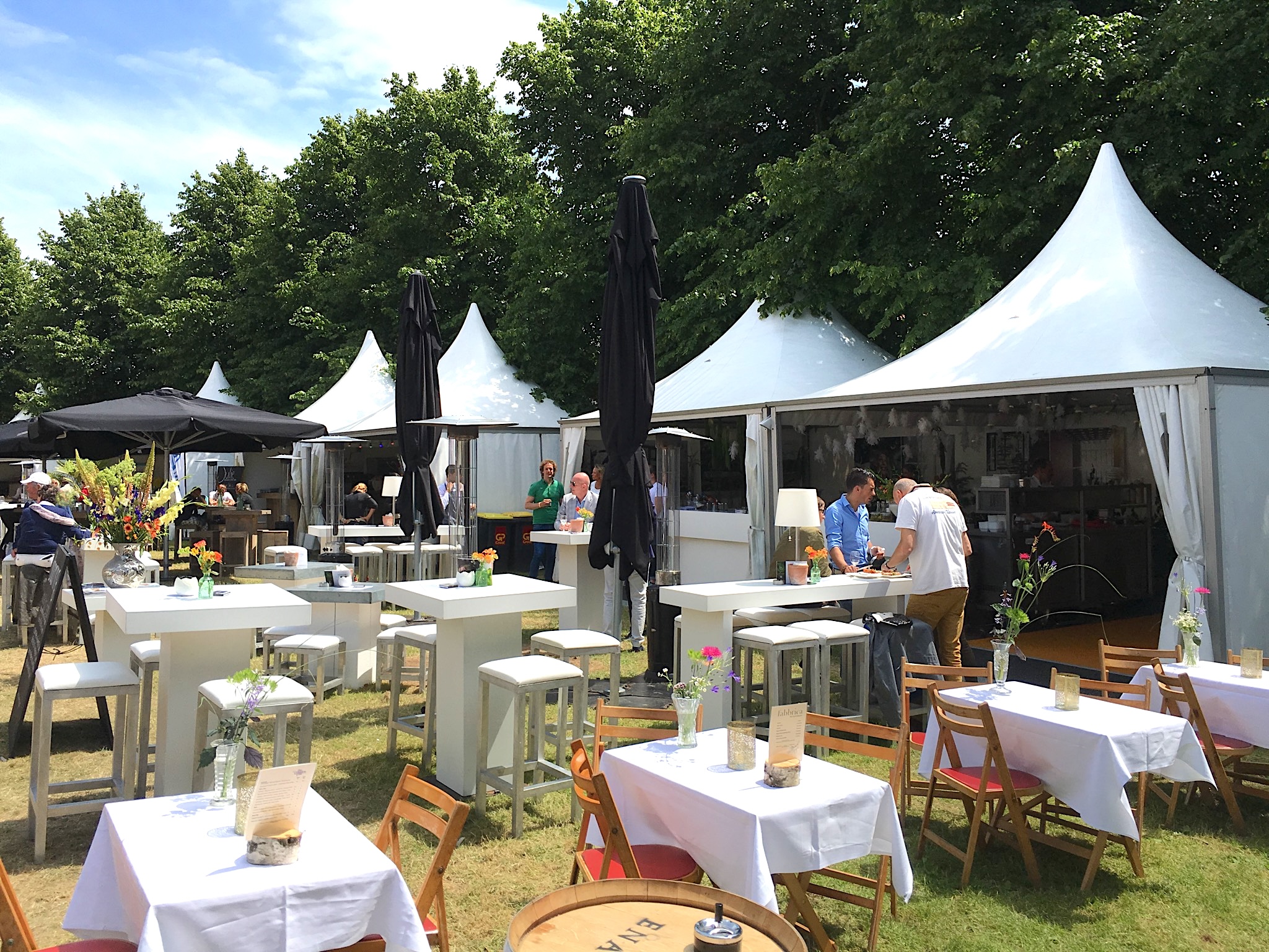 Pagoden mit Spitzdach von Intersettle Zeltverleih als Gastro-Zelte auf kulinarischen Events - Bourgondisch Bergen 2013 (2)