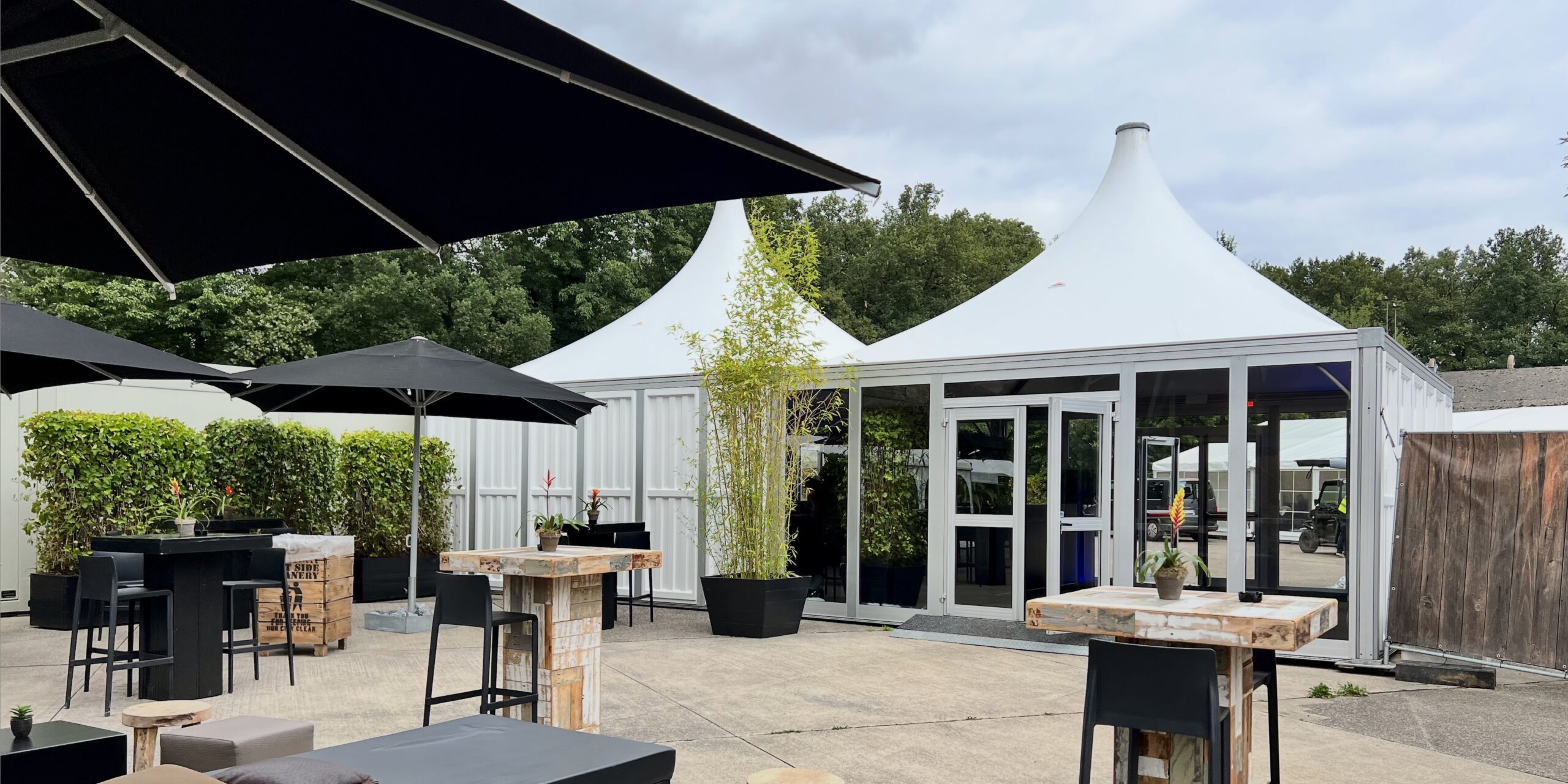 Pagoden von Intersettle Zeltverleih auf Parookaville Festival - Carré Pagode als Empfang und Eingang zum Artist-Village