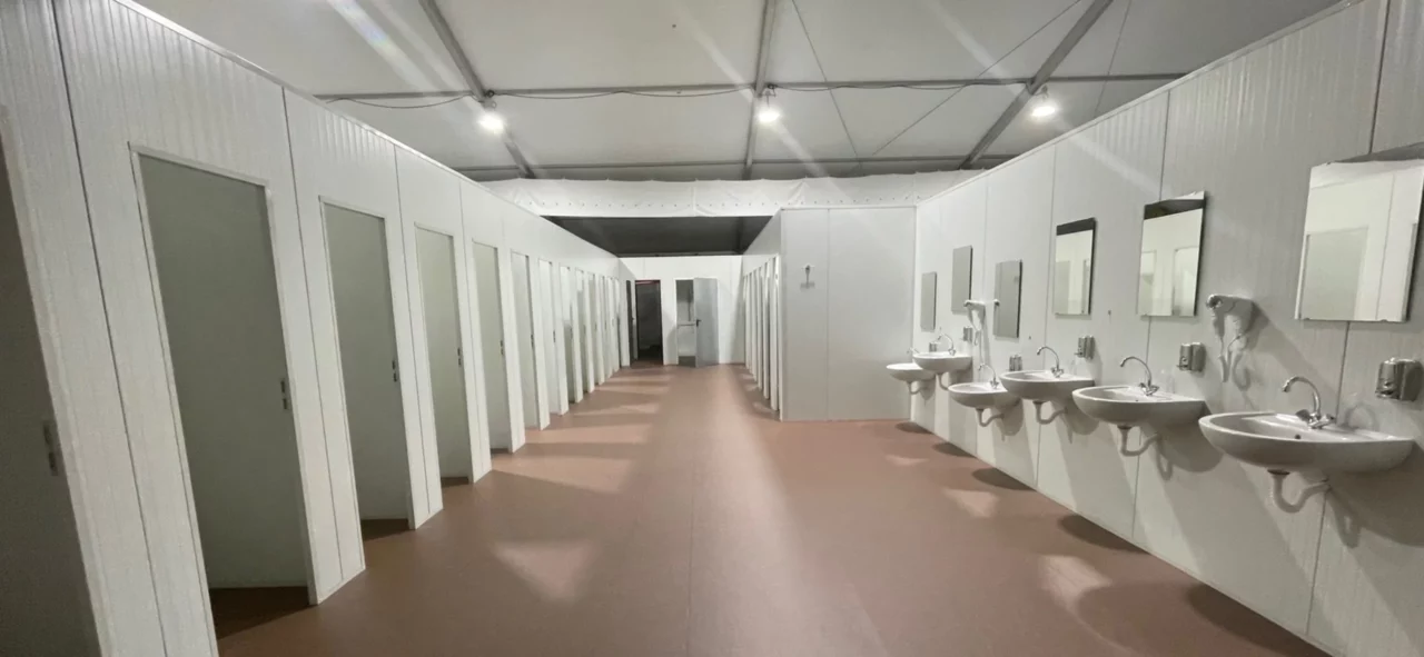 Sanitärräume für Unterkünfte in Zelten und Hallen von Intersettle Zeltverleih - notunterkünfte, Wohnheime und Notfallzelte inklusive der sanitären Anlagen