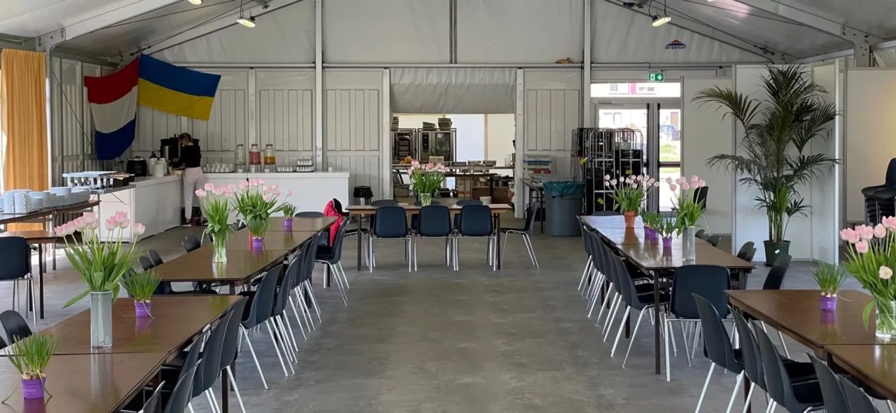 Speisesaal mit Kantine in Zelthalle von Intersettle Zeltverleih - große Zelte, Zelthallen, Leichtbauhallen zur Unterbringung von Asylbewerbern und Flüchtlingen