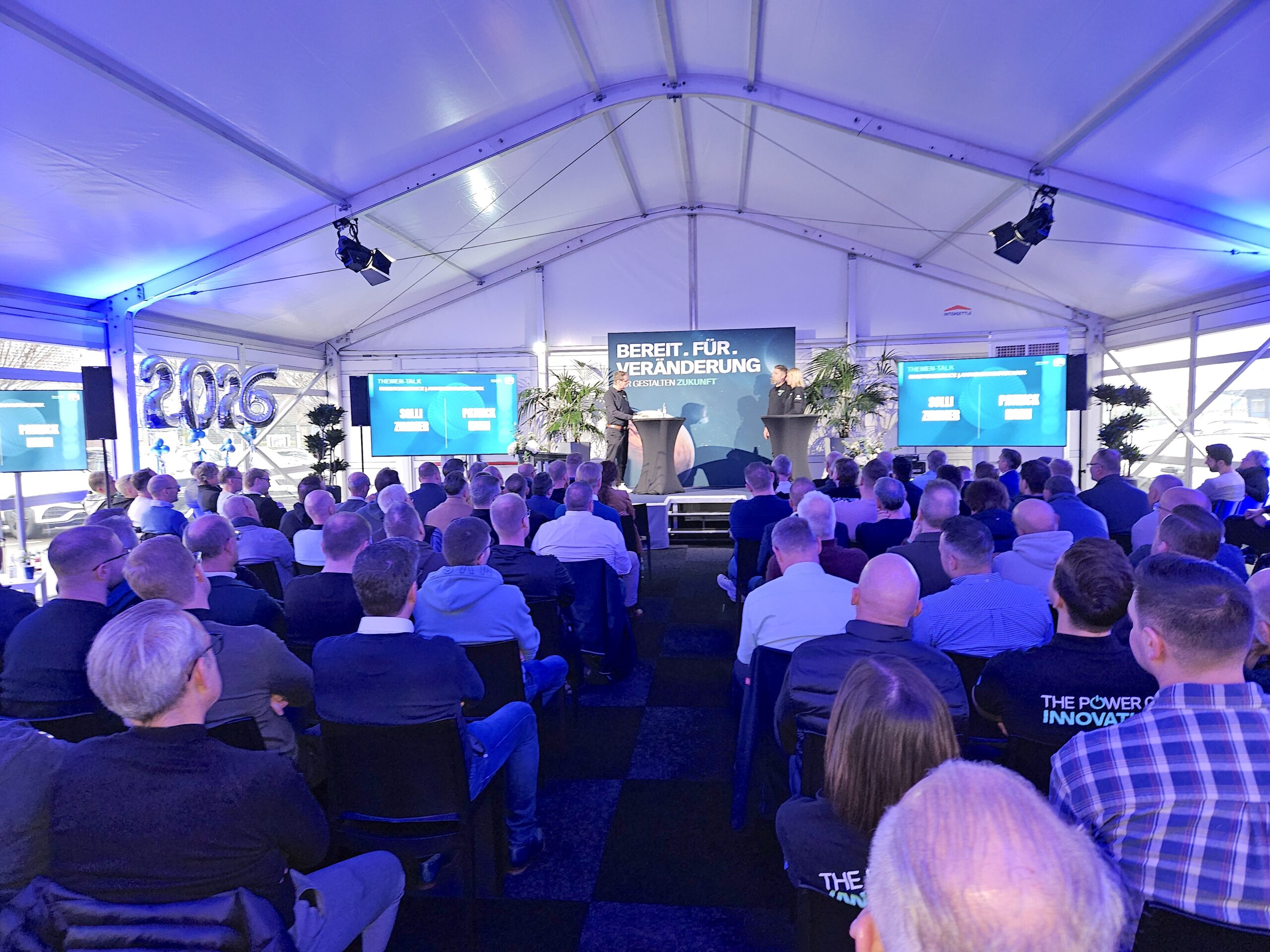 Temporäre Raumlösung für Tagungen und Kongresse - PPG Jahresevent 2026 - Zelthalle Alu Vision (12x15m) mit horizontalen Fenstern von Intersettle Zeltverleih