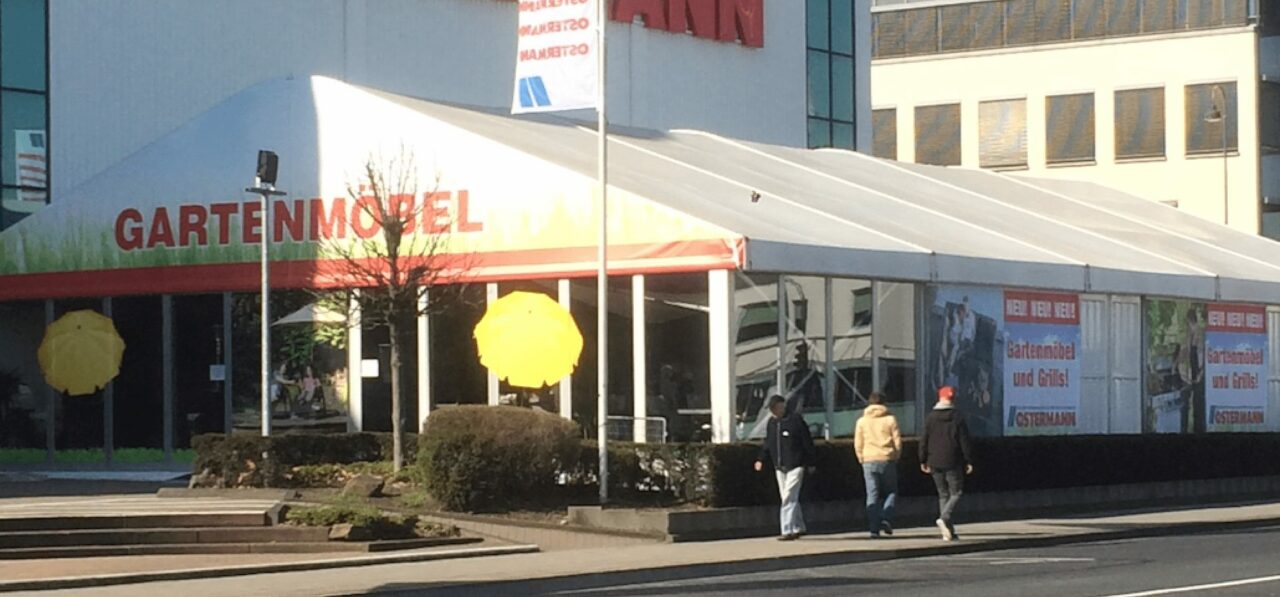 Temporärer-Verkauf-von-Saisonwaren-in-Zelten-und-Zelthallen-von-intersettle-Zeltverleih-www.intersettle.de-Raumlösungen-auf-Zeit