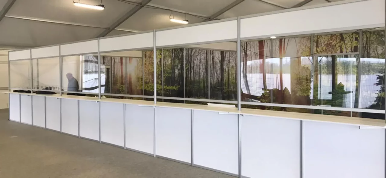 Unterkünfte mit Empfangshalle und Schaltern für die Aufnahme von Flüchtlingen - flüchtlingsunterkünfte, Wohnheime, Notfall, Zelte, Containerdörfer von Zeltverleih Intersettle