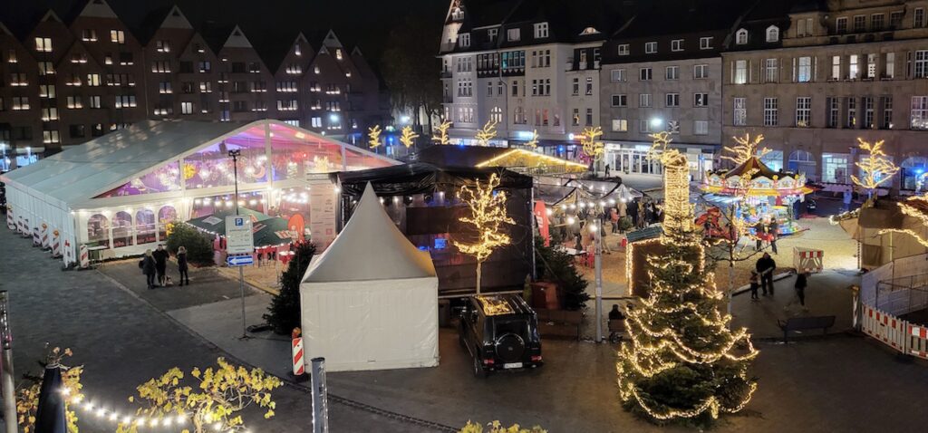 Weihnachtsmarkt-Castrop-Rauxel-mit-Alu-Zelthalle-von-Intersettle-Zeltverleih-fuer-„Ab-ins-Zelt-und-dem-satirischen-Adventskalender-
