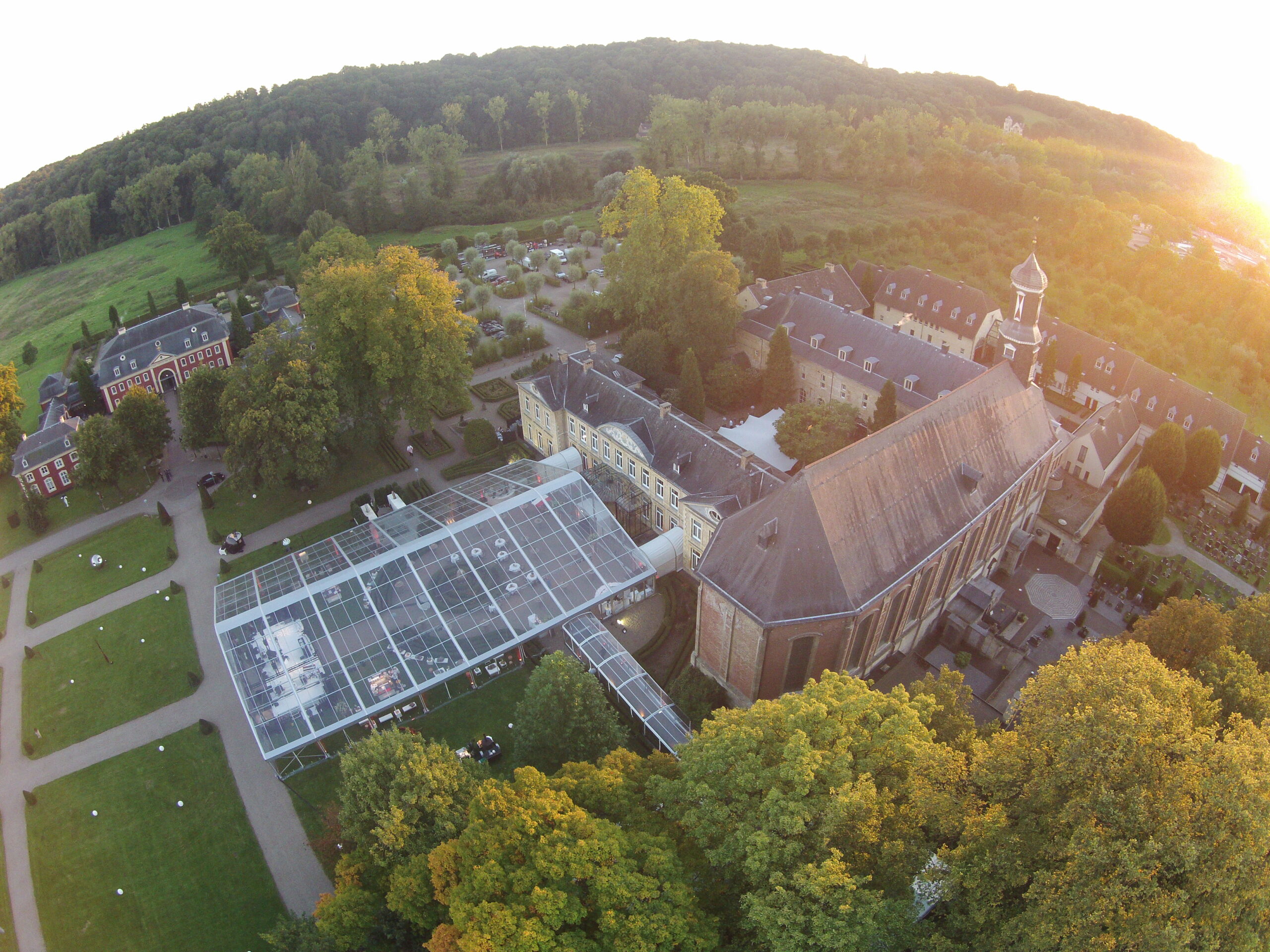 Zelte für Gastronomie von Zeltverleih Intersettle - Zelthalle mit transparentem Dach und Seitenwänden sowie direktem Anschluss ans vorhandene Gebäude