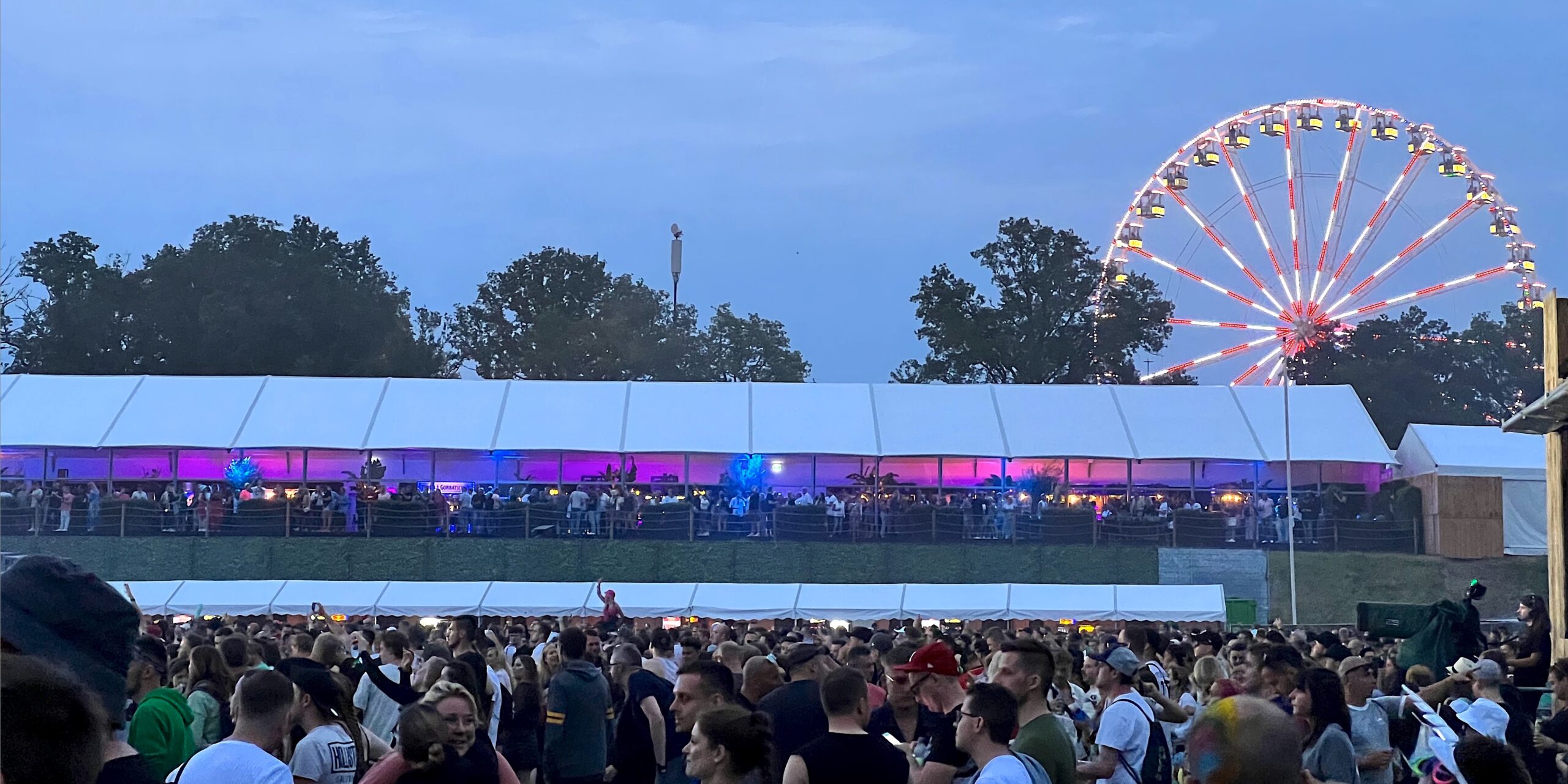 Zeltverleih Intersettle - Zelte und Hallen für Festivals - Platinum Club im Vision Wings Zelt (75x15 Meter) auf dem Parookaville Festival 2022 in Weeze