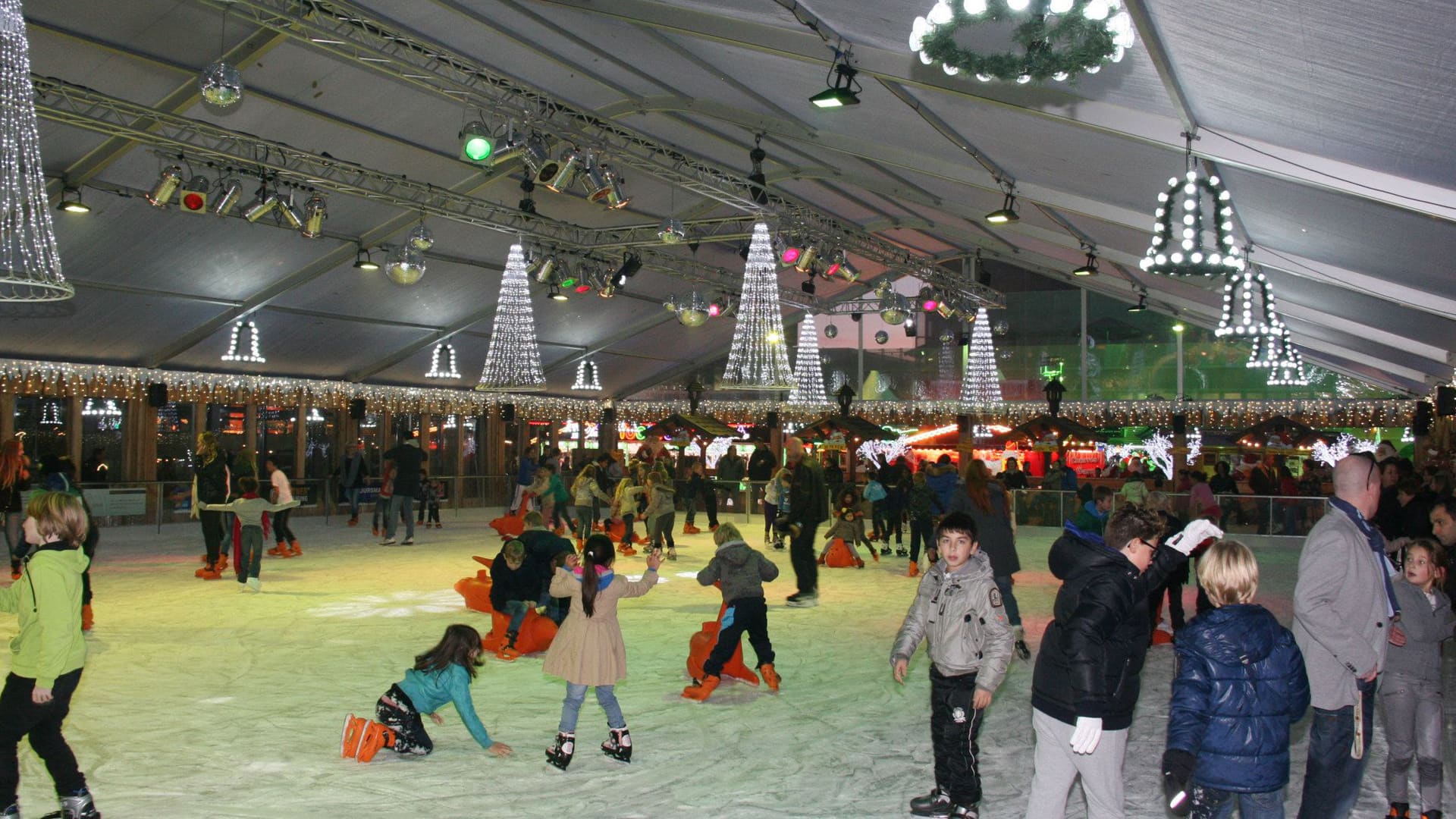 Zeltverleih für Eisbahnen durch Intersettle Zeltvermietung - Innenansicht große Zelthalle - Überdachungen, Eventzelte für Weihnachtsmärkte und Weihnachtsfeiern.jpg