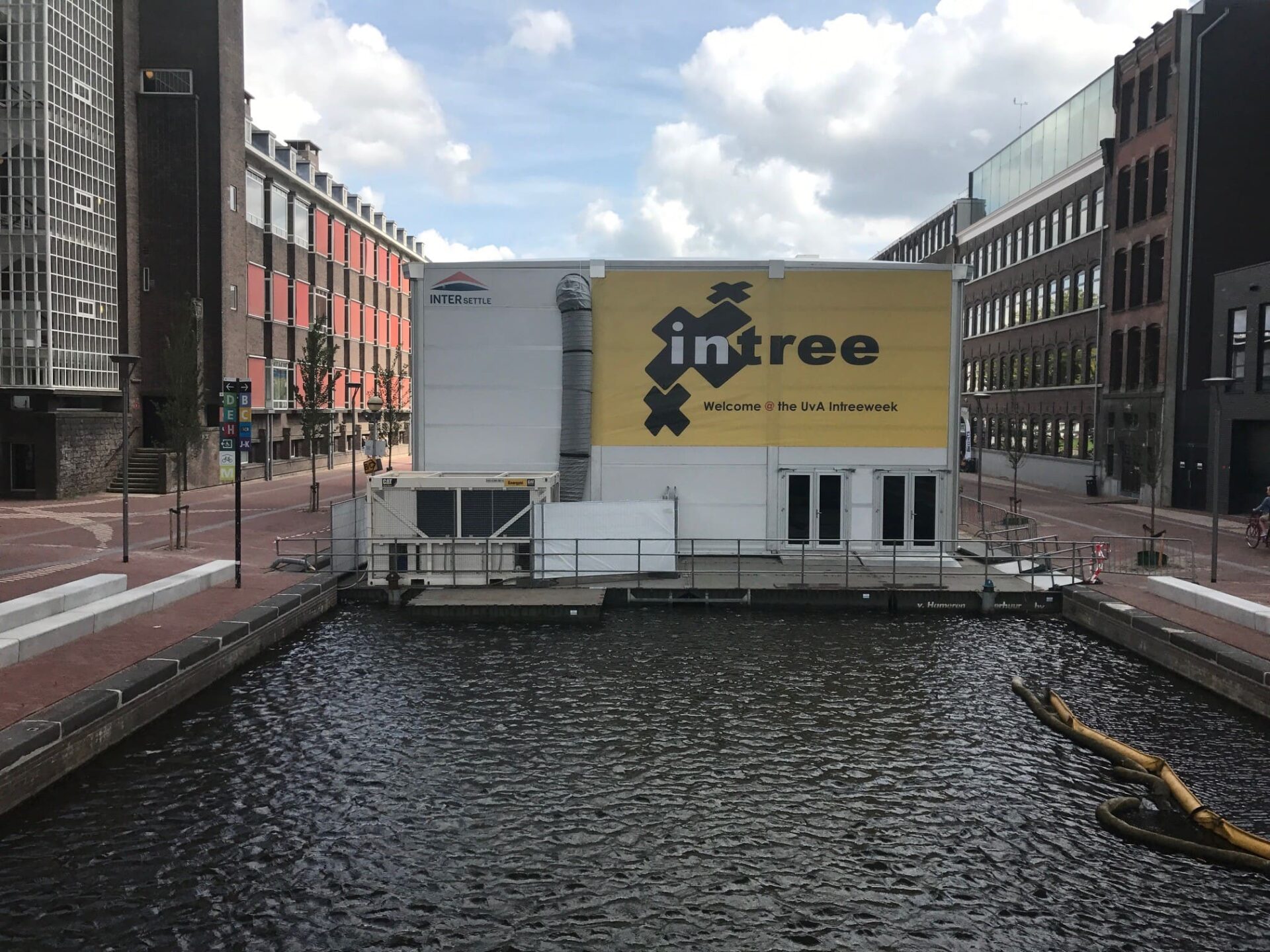 intersettle Zeltverleih-Zeltvermietung-Temporärer-Vortragspavillon-mobiler-Hörsaal-auf-Pontons-mit-voller-Ausstattung-Beispiel-Universität-Amsterdam