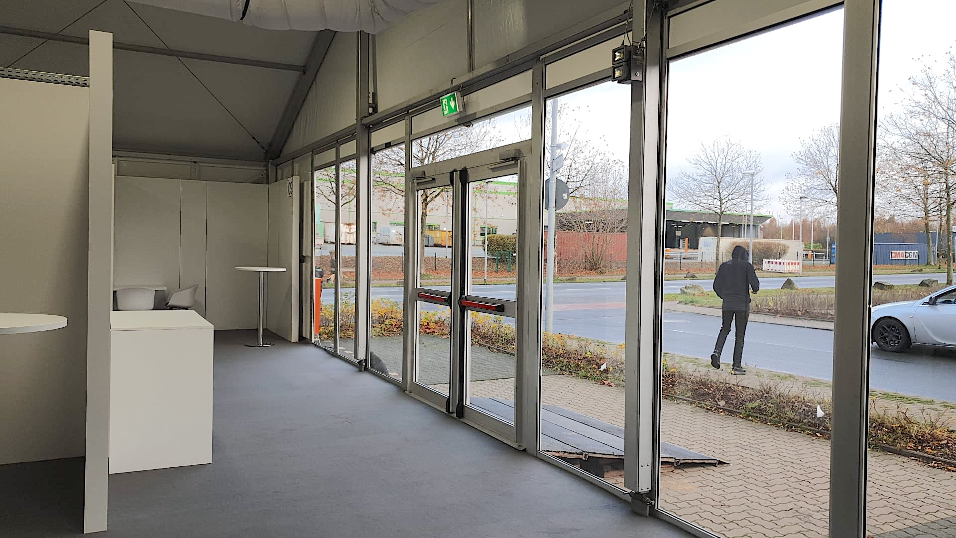 Eingang mit Glasfassade zum Messezelt von Intersettle Zeltverleih für Bildungsmesse Jobcenter Herne -