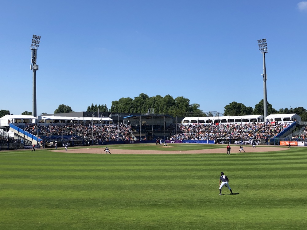 Baseballstadion mit Zelten von Intersettle Zeltverleih für die Zuschauer und Hospitality-Gäste der Honkbalweek Haarlem