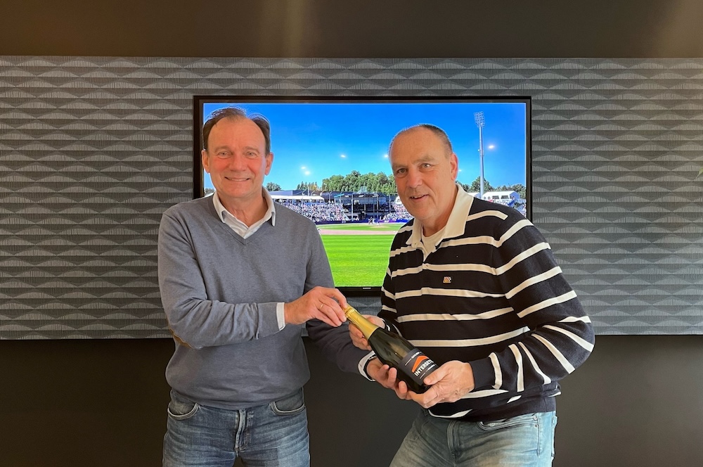 Intersettle Zeltverleih - Vertragsverlängerung mit Baseball Week Haarlem - Wouter Zick und Peter van der Aart bei der Unterzeichnung