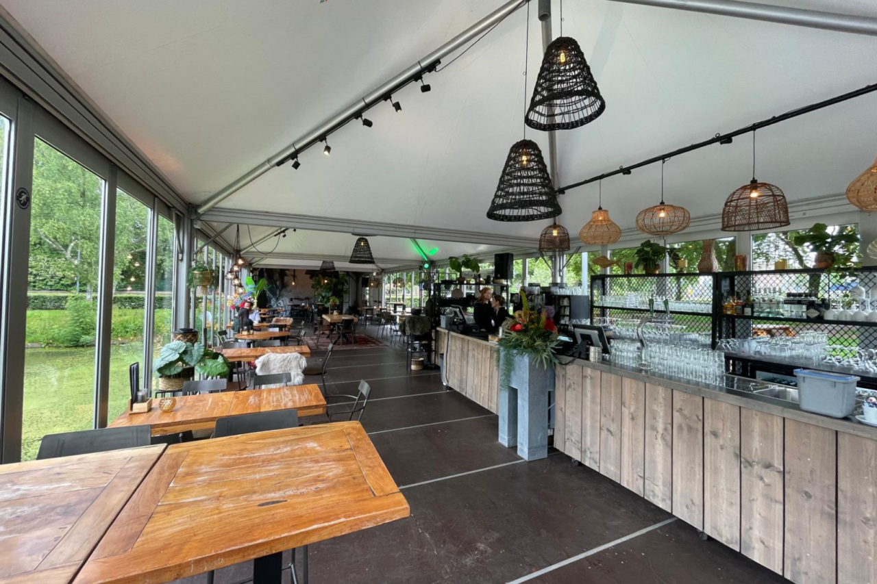 Innenraum eines temporären Restaurants aus vier verbundenen Carré Pagoden von Intersettle Zeltverleih - Zelte und Hallen bei Notfällen - FB & LI - Brafoer (6)