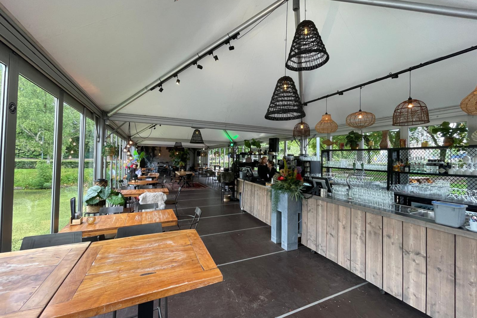 Innenraum eines temporären Restaurants aus vier verbundenen Carré Pagoden von Intersettle Zeltverleih - Zelte und Hallen bei Notfällen - FB & LI - Brafoer (6)