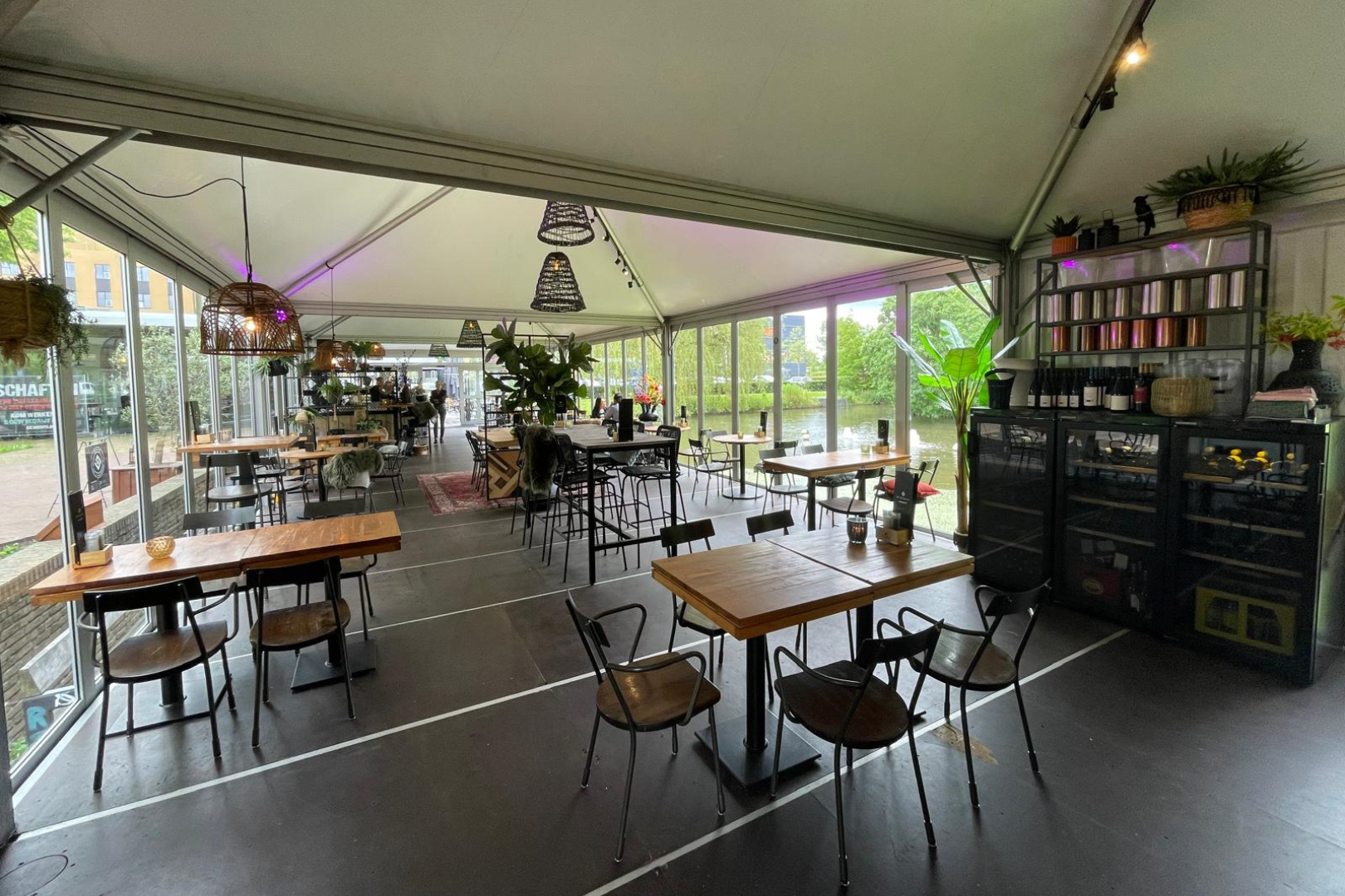 Temporäres Café und Restaurant in Carré Pagoden am See eines Stastparks von Intersettle Zeltverleih - Zelte und Hallen bei Notfällen FB & LI - Brafoer (5)
