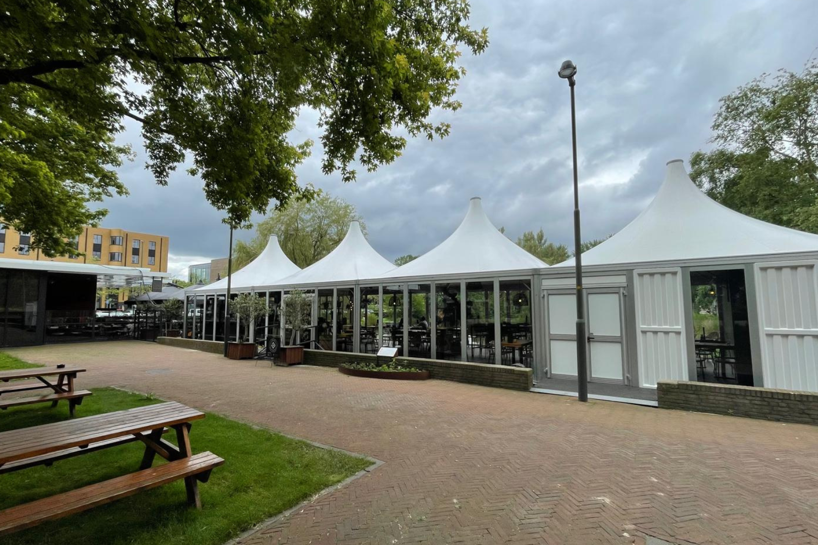 Temporäres Restaurant in 4 Carré Pagoden von Intersettle Zeltverleih - Zelte und Hallen bei Notfällen - FB & LI - Brafoer (4)