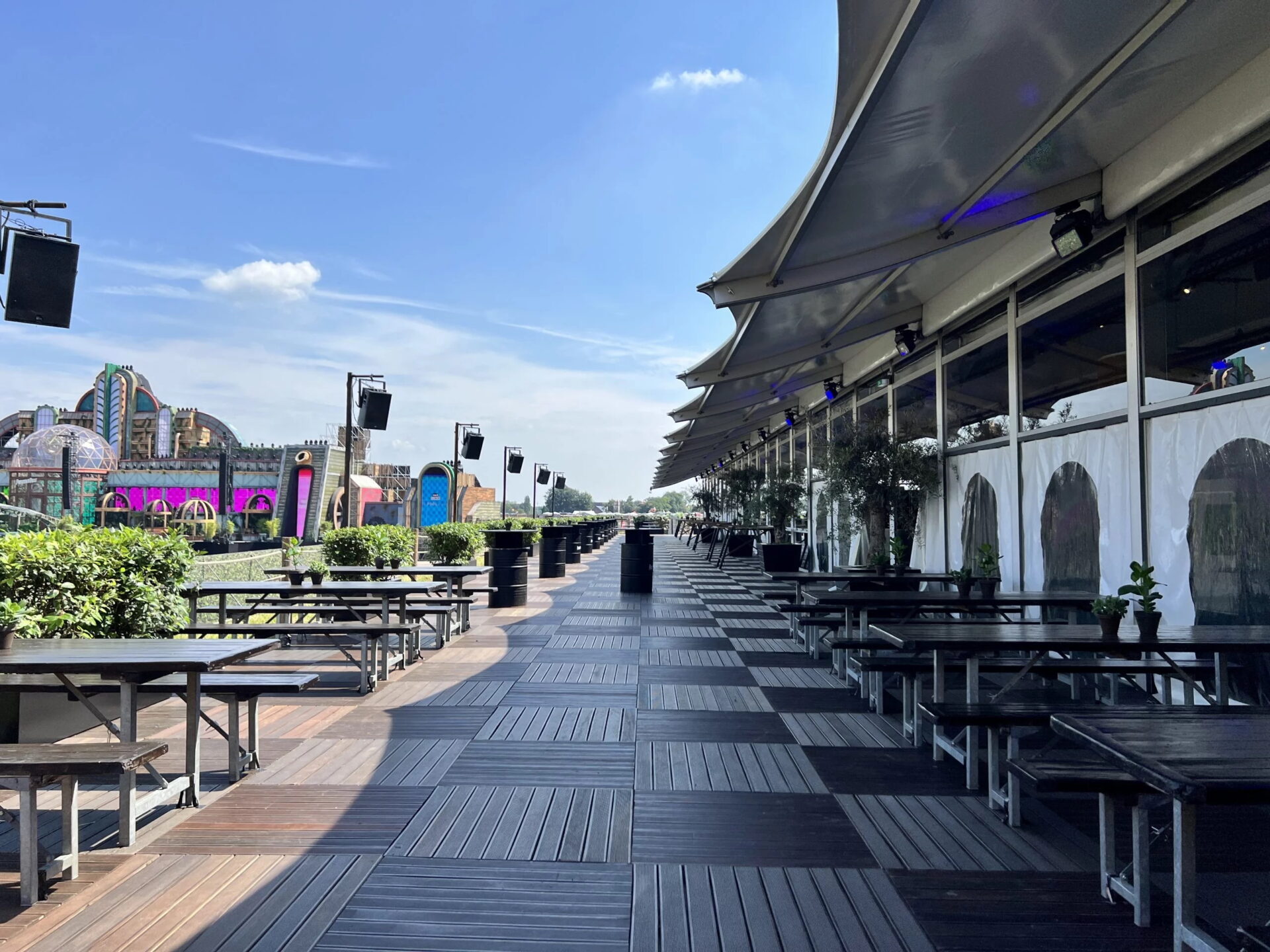 Terrasse des Vip Platinum Clubs ausgestattet mit Mietmöblen und Tisch-Dekorationen beim Parookaville Festival 2024 von BasdeBoer-Eventstyling