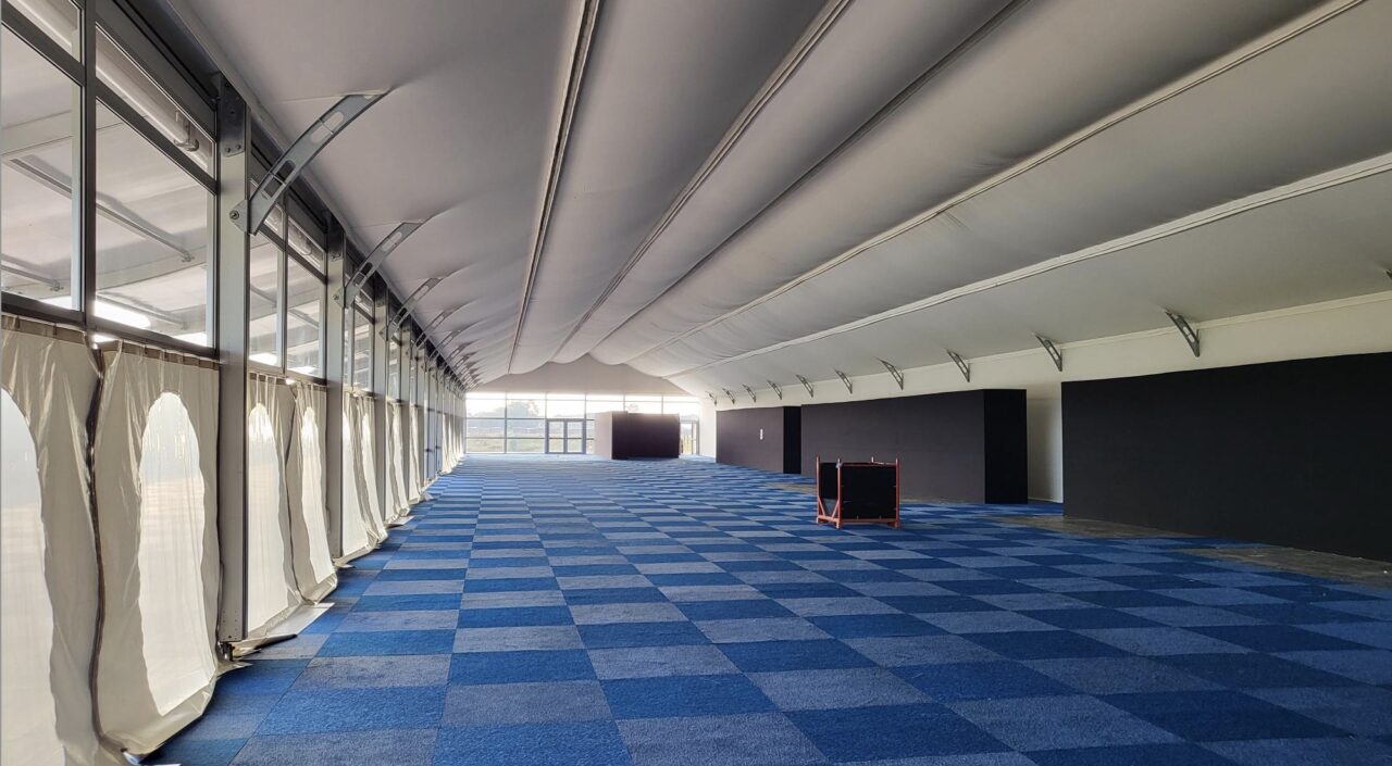 Zelthalle zur Baustellenüberdachung - Einhausung für Sanierung Schwimmhalle mit Aluminium-Pavillon, Arbeitszelt, Schwimmbad