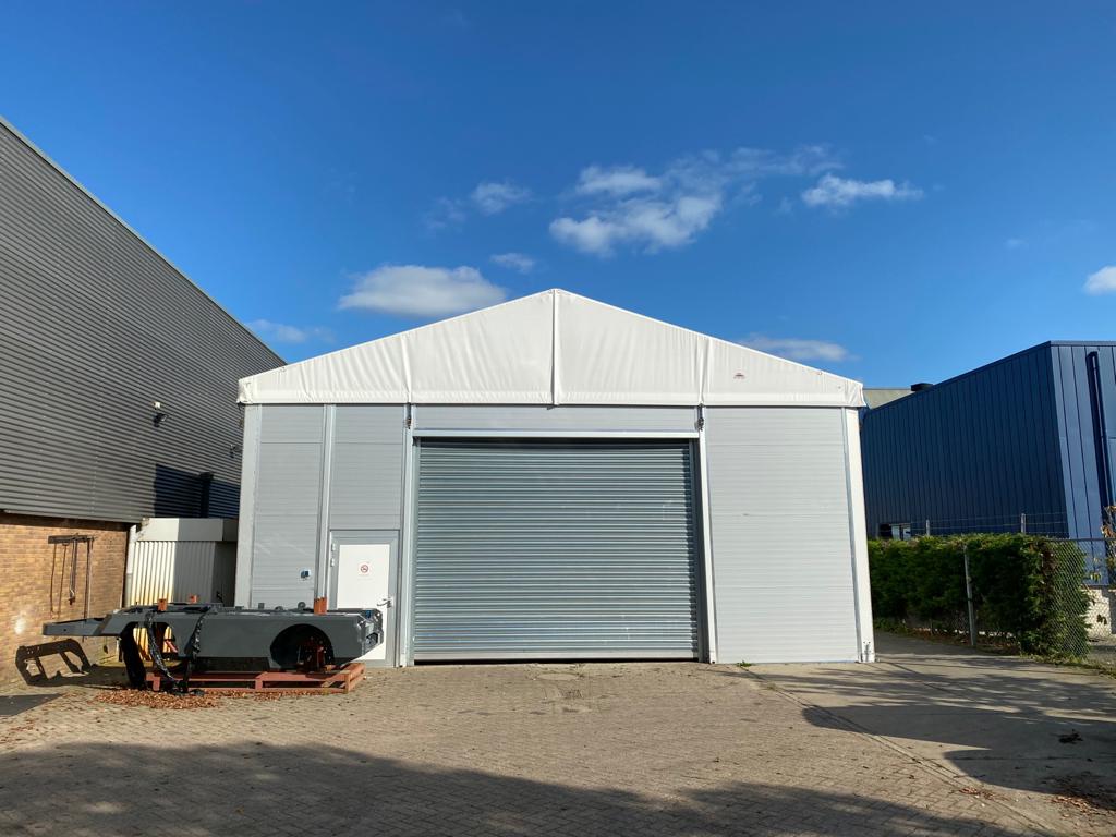 Lagerhalle mit Rolltor und separatem Eingang von Zeltverleih Intersettle