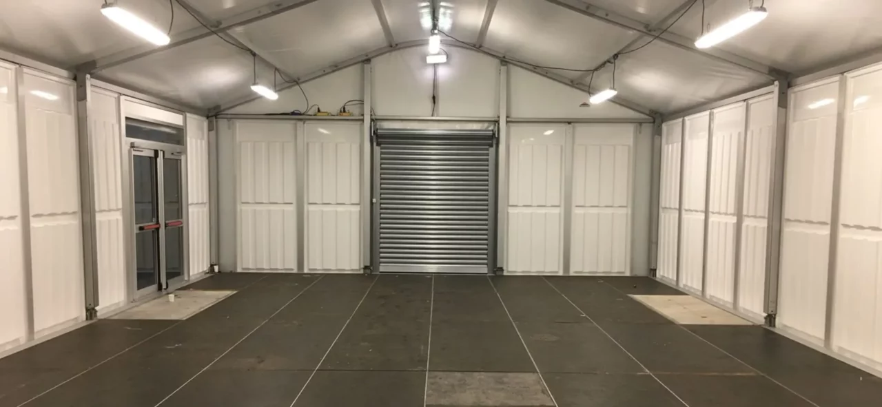 Lagerhalle von Intersettle Zeltverleih - Temporäre Raumlösungen für Gewerbe und Industrie mit gesicherten Zugängen, Rolltoren und Beleuchtung