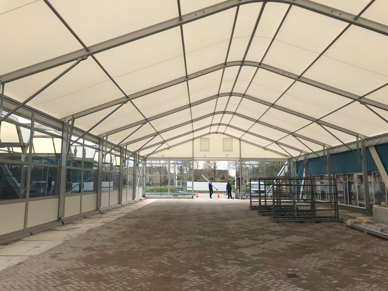 Leichtbauhalle von Intersettle Zeltverleih für Industrie und Gewerbeunternehmen - Autowaschanlage in Zelthalle