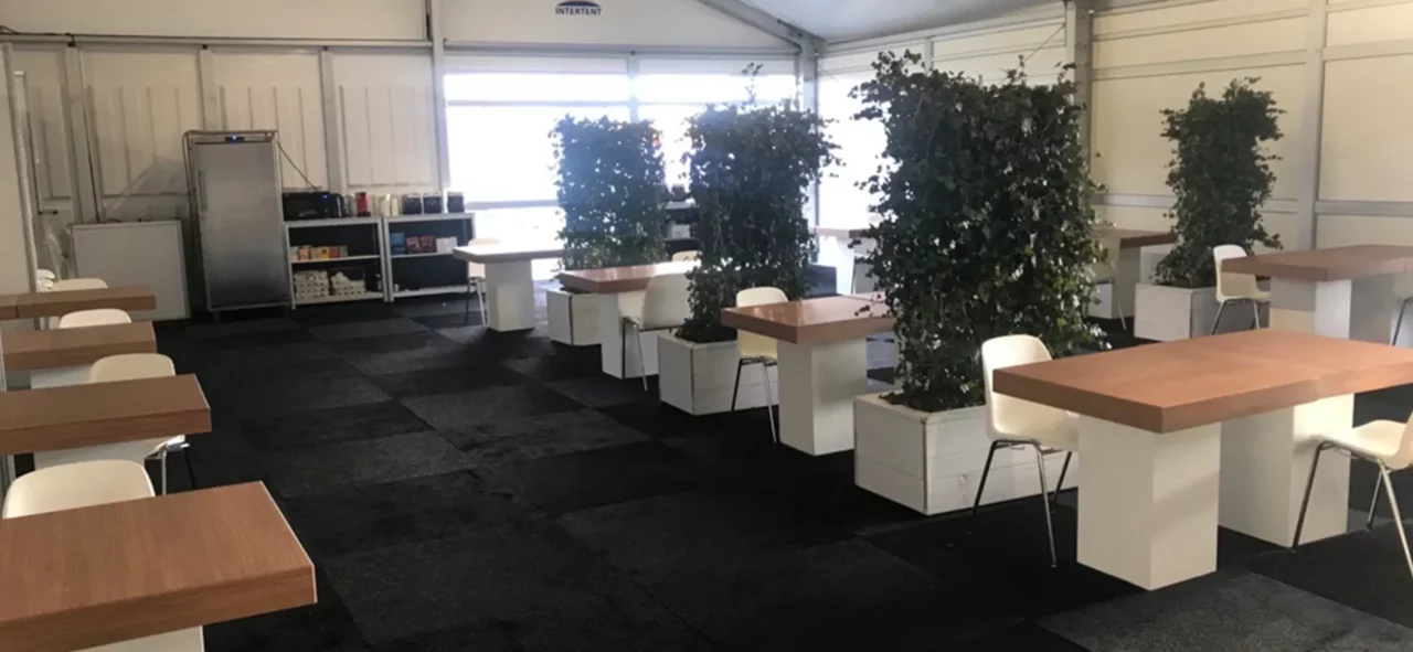 Temporär, Speisesaal und Kantine in Zelt,halle von Intersettle, Zeltverleih inklusive der Ausstattung