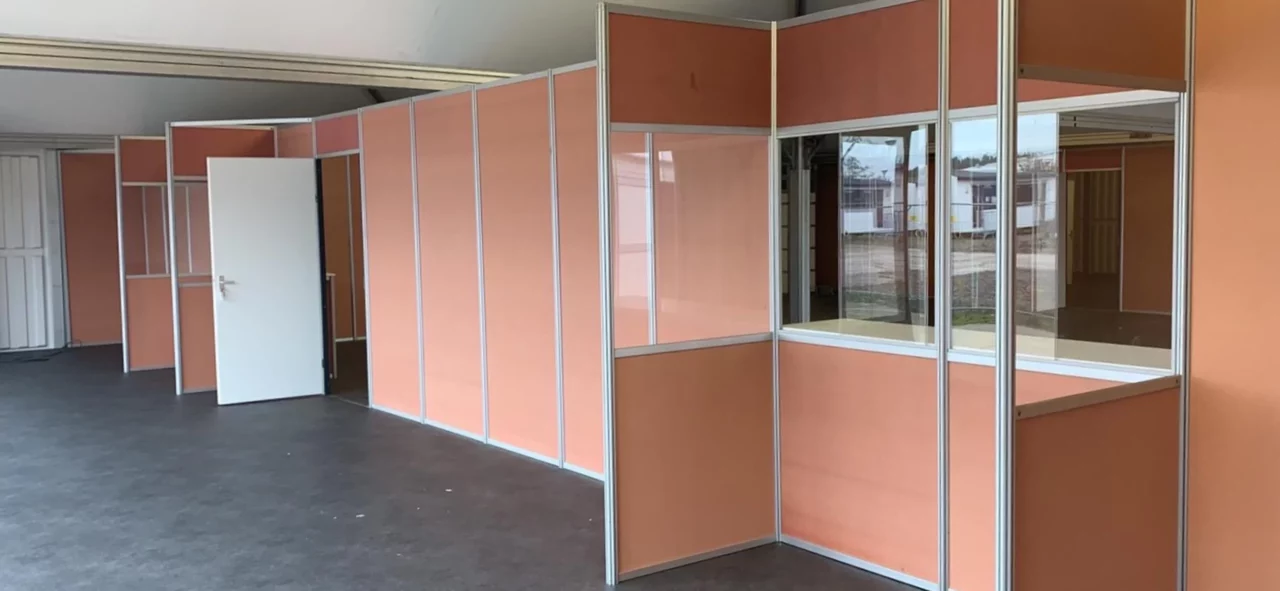 Temporäre Büroräume in Zelten und Hallen von Intersettle Zeltverleih - trennwand, System zur Aufteilung von Räumen und Büro mit Rezeption