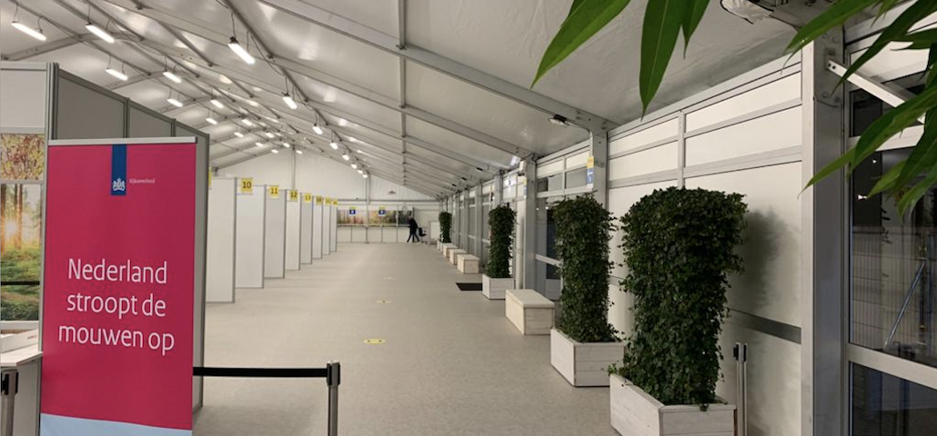 Impfzentrum in Leichtbauhalle von Intersettle Zeltverleih - Zelthalle mit Empfang, Wartebereich und Impfkabinen - Notfallzelte