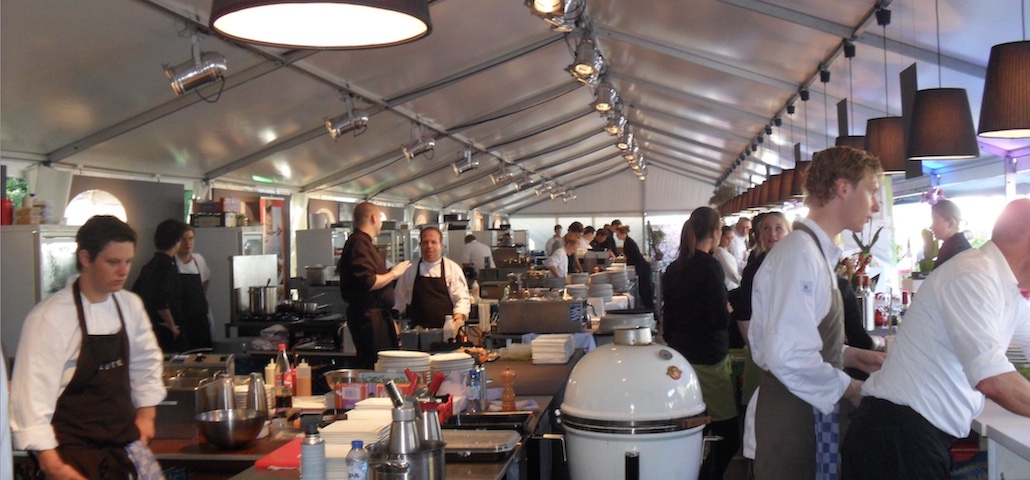 Küchenzelt mit Kochstationen und Essenausgabefür Gastronomen und Caterern auf Veranstaltungen, Food-Courts, Gastromeilen - Gatrozelt von Intersettle Zeltverleih