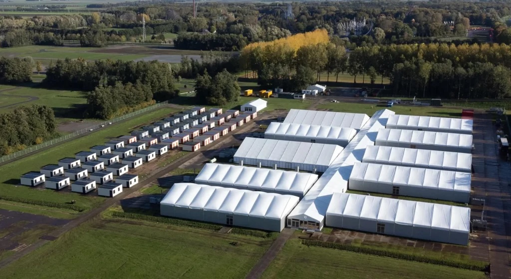 Unterkünfte für Flüchtlinge - Zeltstadt aus Zelthallen von Intersettle Zeltverleih - Spezialist für temporäre Unterkünfte, Wohnheime, Container, Notfallzelte