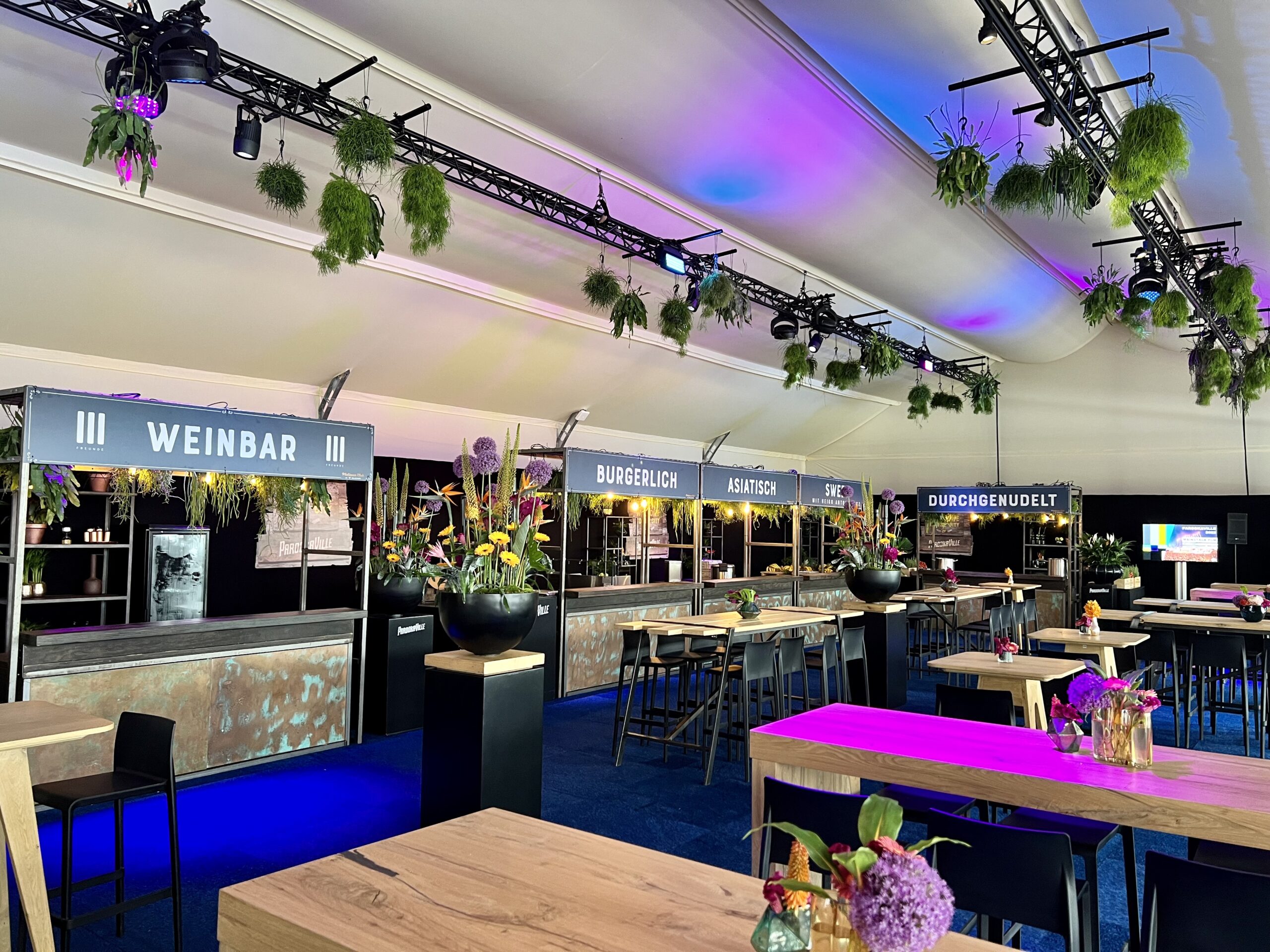Zelthalle von Zeltverleih Intersettle mit angeschlossenem Küchezelt für das Catering der Festivalbesucher Parookaville 2022 platinumclub
