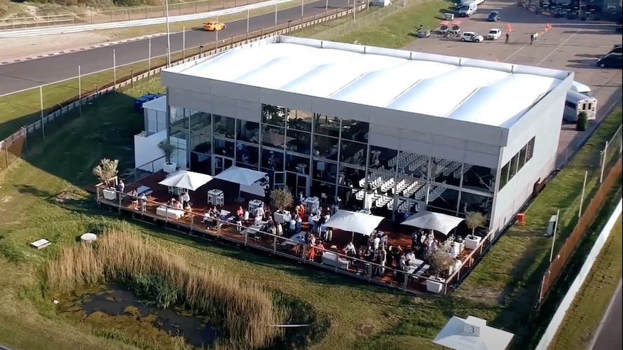 Zelthalle von Zeltverleih Intersettle mit transparenten Seitenwänden und Außenterrasse - Eventzelte für Veranstaltungen