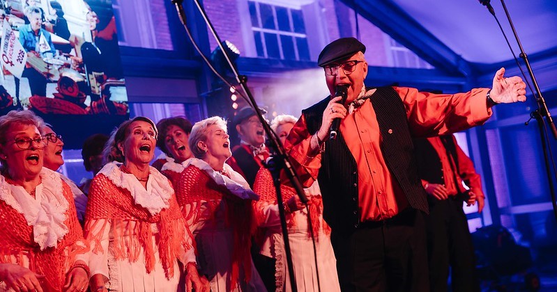 Feierlicher Auftakt zur Sanierung des Amsterdam Museums im Innenhof des Museums mit transparentem Zelte und Bühne von Intersettle Zeltverleih