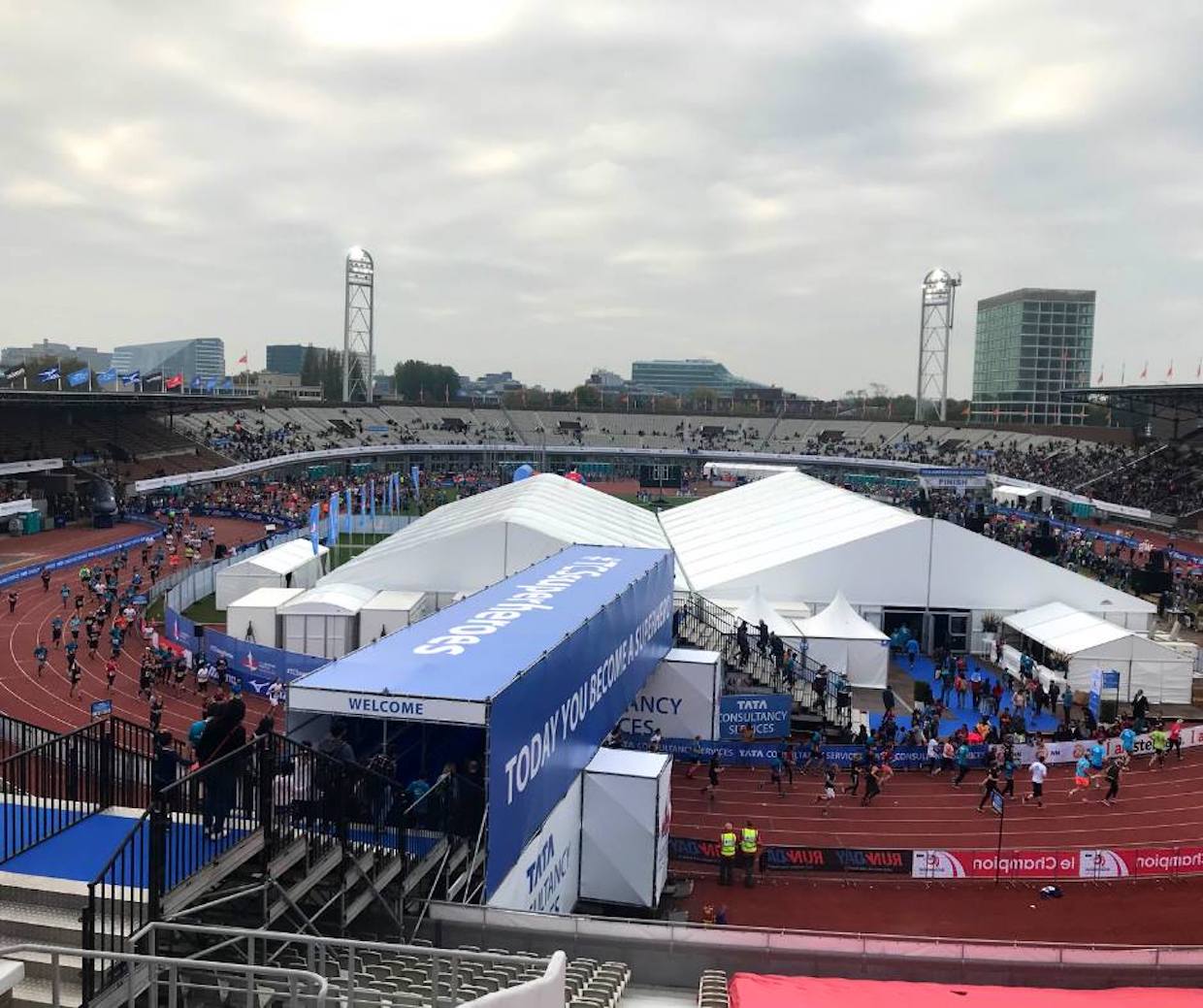 Sportveranstaltungen mit Zelten, Pagoden und Hallen von Intersettle Zeltverleih - Stadt-Marathon mit Zieleinlauf im Stadion