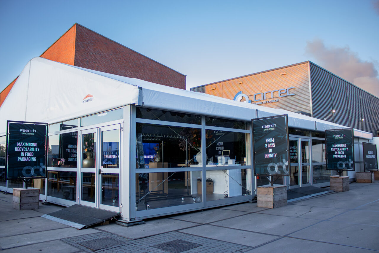 Alu Pavillon Zelthalle von Zeltverleih Intersettle - Pavillon Zelt mit Glaspaneelen für Kundenevents von Unternehmen, Firmenevents und Produktpräsentationen