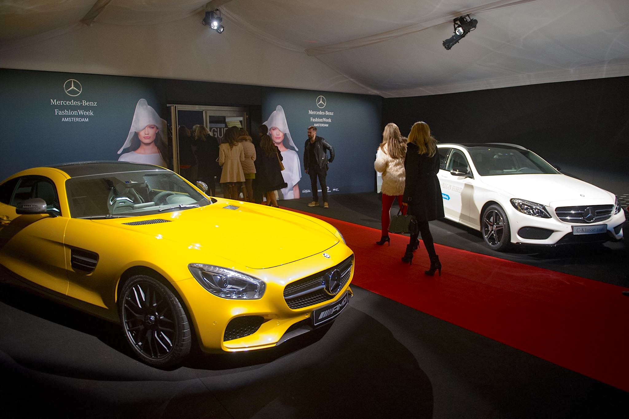 Empfang der Gäste mit rotem Teppich und Präsentation der Sponsoren - Intersettle Zeltverleih.