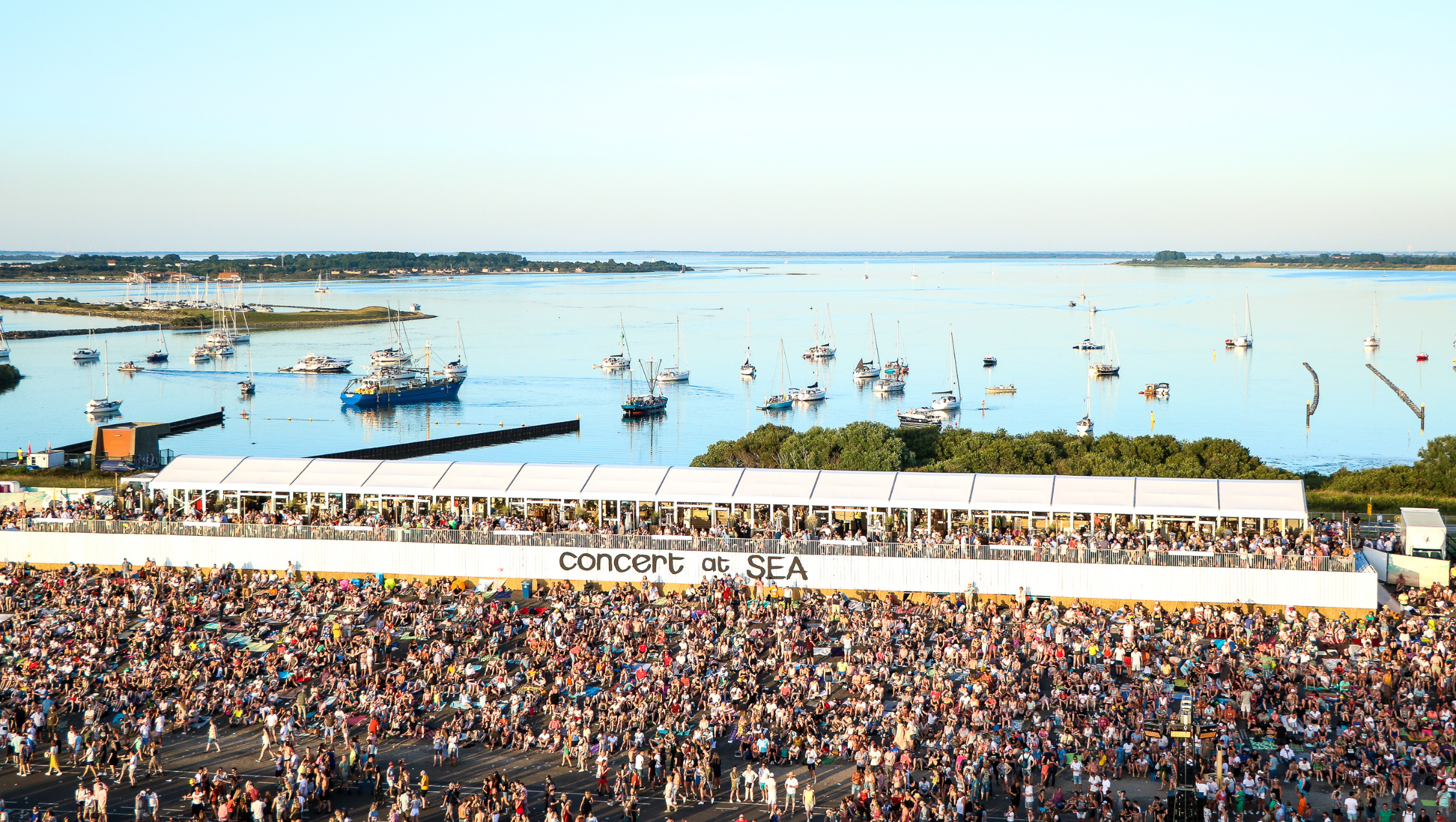Eventzelte für große Festivals von Intersettle Zeltverleih - Hospitality Zelte für Festivalbesucher Concert at SEA