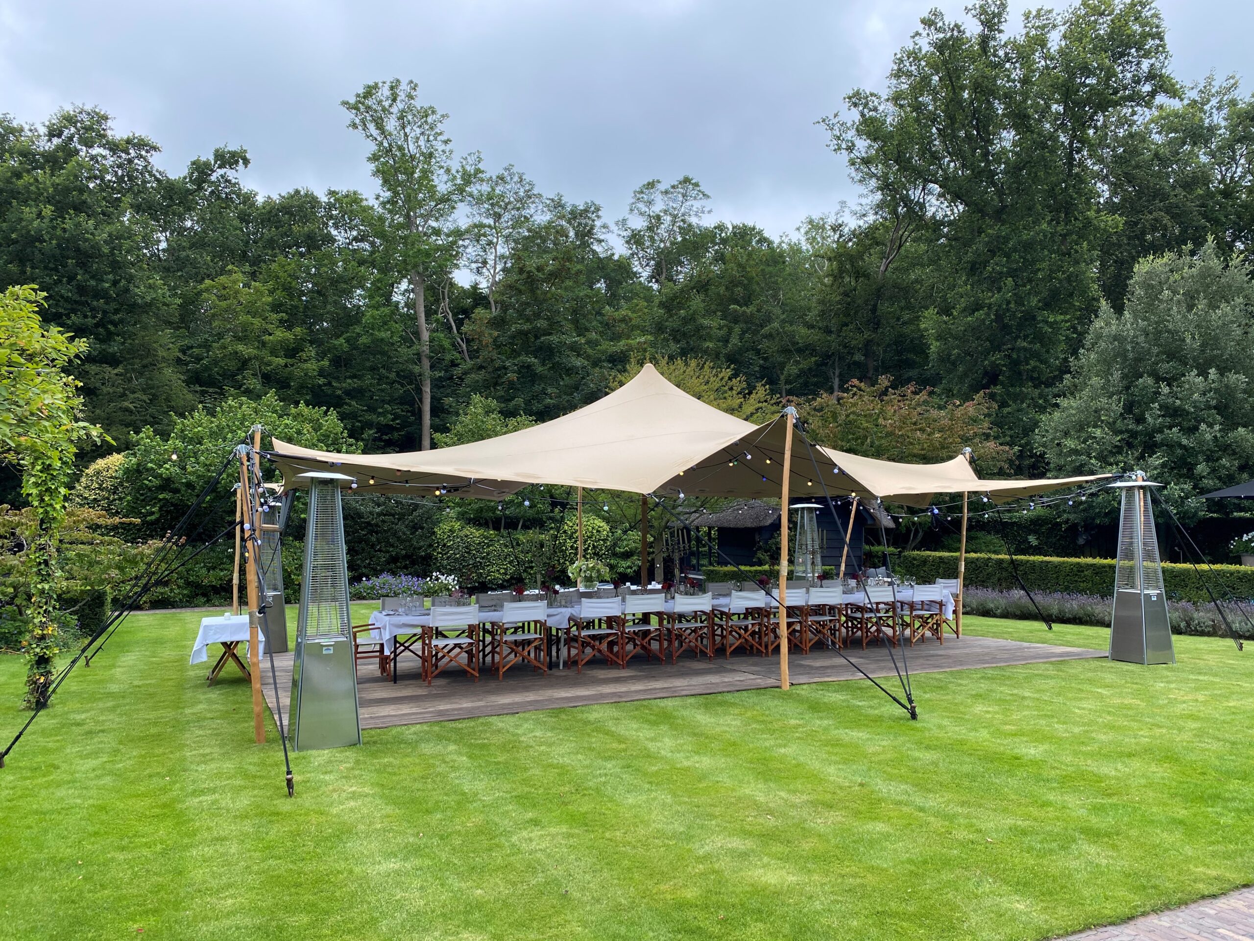 Stretchzelt für private Geburtstagsfeier im eigenen Garten - zeltverleih Intersettle.