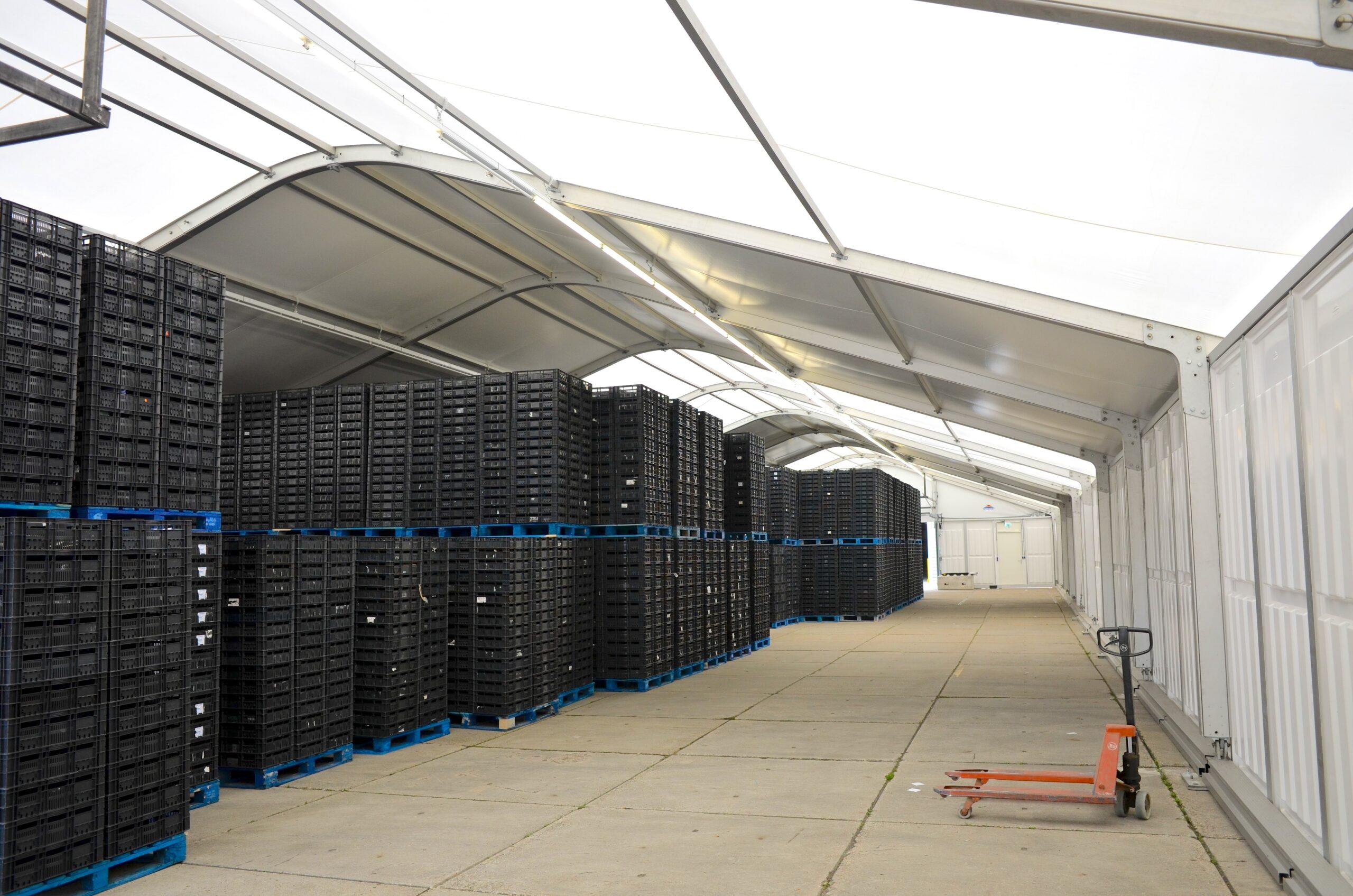 Industriehalle von Intersettle Zeltverleih genutzt als Lagerhalle - Temporäre Raumlösungen bei Platzmangel für Unternehmen Behörden, Firmen, Gemeinden und Organisationen