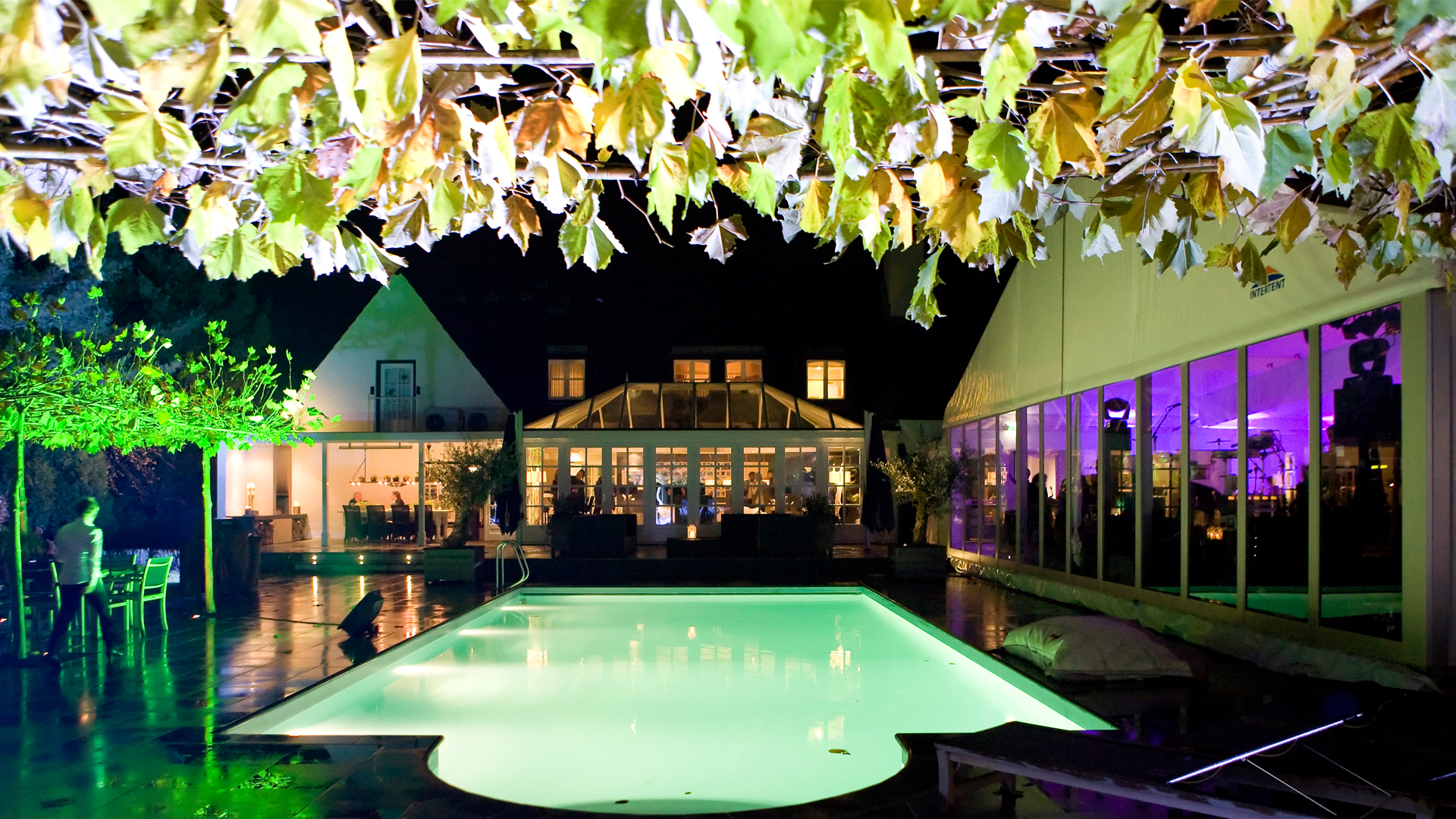 Intersettle-Zeltverleih-Berlin-Zelte-Pagoden-und-Zelthallen-in-Berlin-für-Events-und-Veranstaltungen-wie-Geburtstage-Jubiläen-Sommerfeste-Kundenevents-Firmenveranstaltungen