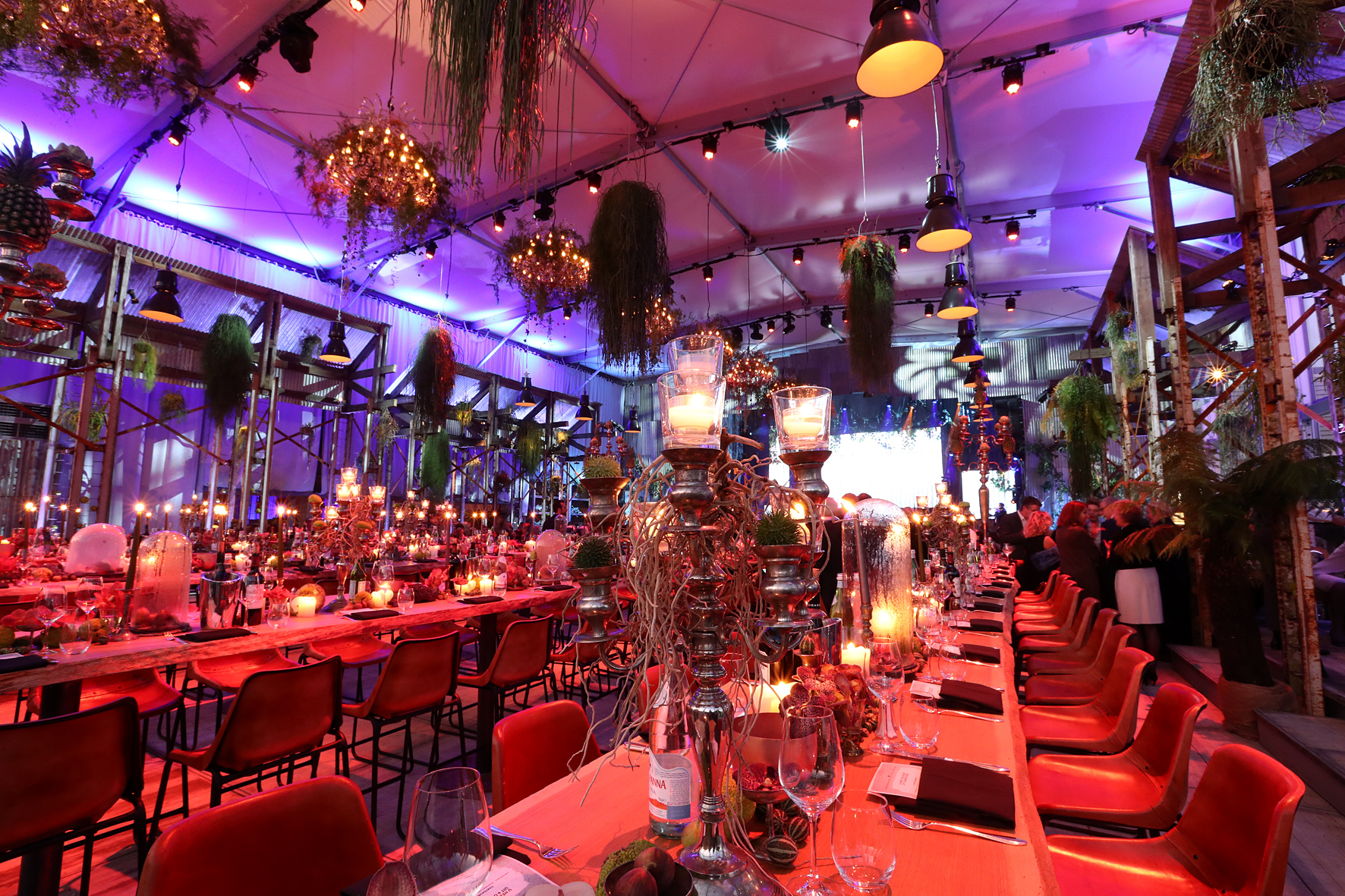 Intersettle Zeltverleih - Innovative Zelthalle-Manhattan mit 8 Meter hohen Wänden aus Glaspneelen