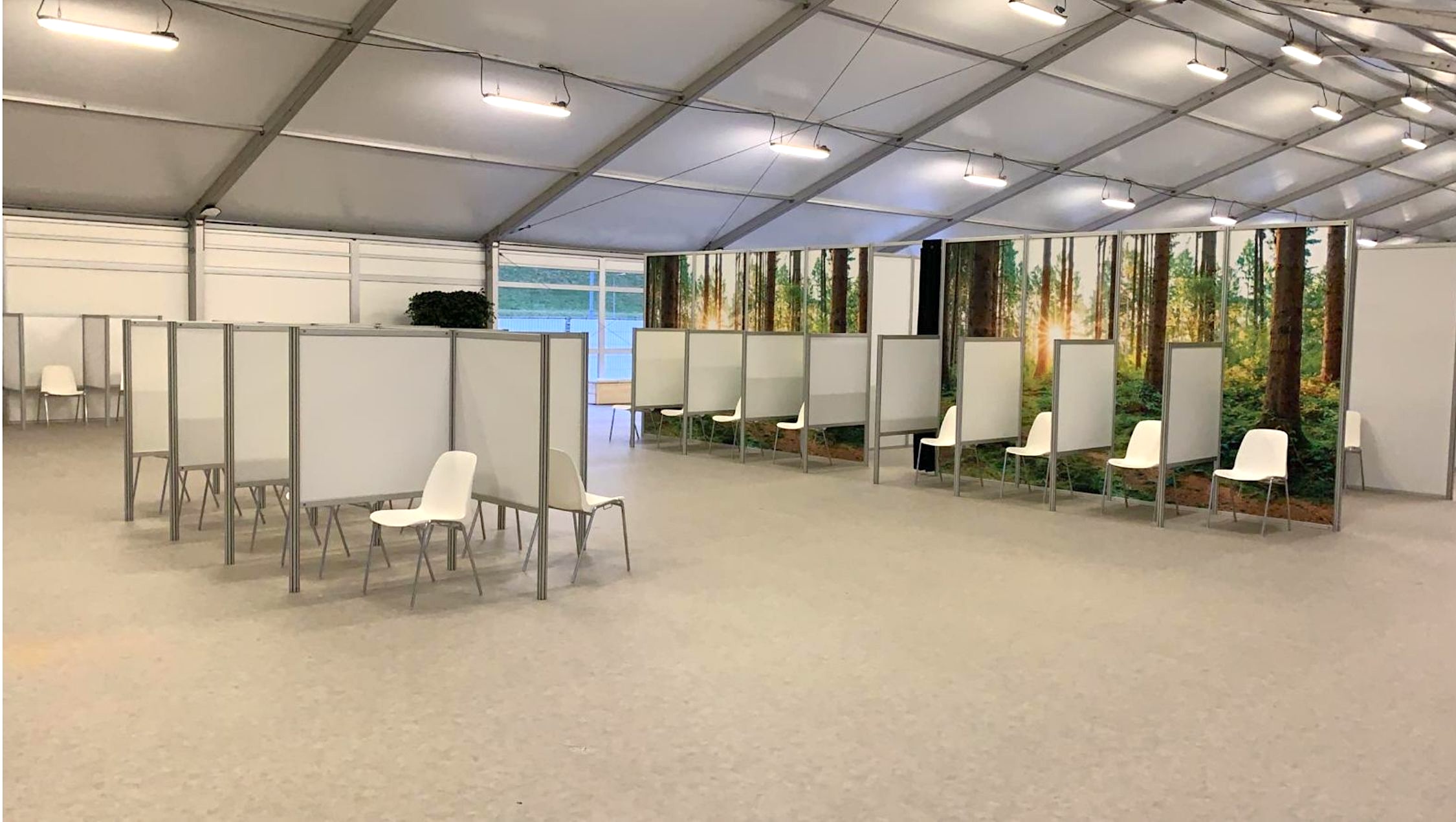 Leichtbauhalle-von-Intersettle-Zeltverleih - Impfzentrum-Empfang-und-Impfkabinen-für Patienten
