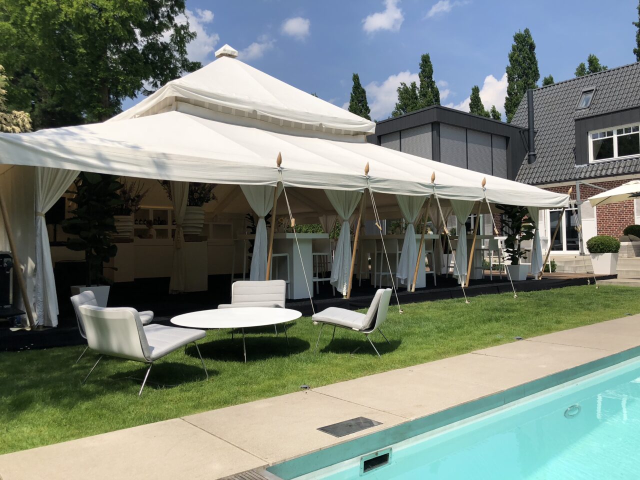 Private Feier in Garden Lodge von Intersettle Zeltverleih - exklusiv feiern im eigenen Garten in hochwertigen Zelten und Pagoden