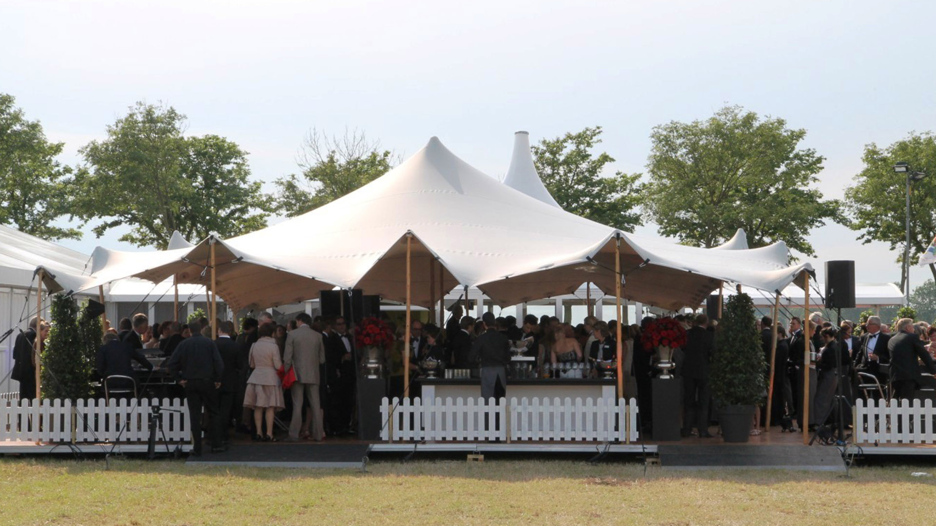 Stretchzelt-für-Outdoor-Eventlocation-von-intersettle-Exklusive-Eventzelte-Zeltverleih-für-Hochzeiten-Sommerfeste-Gastro-Events-Jubiläen-und-Veranstaltungen-92