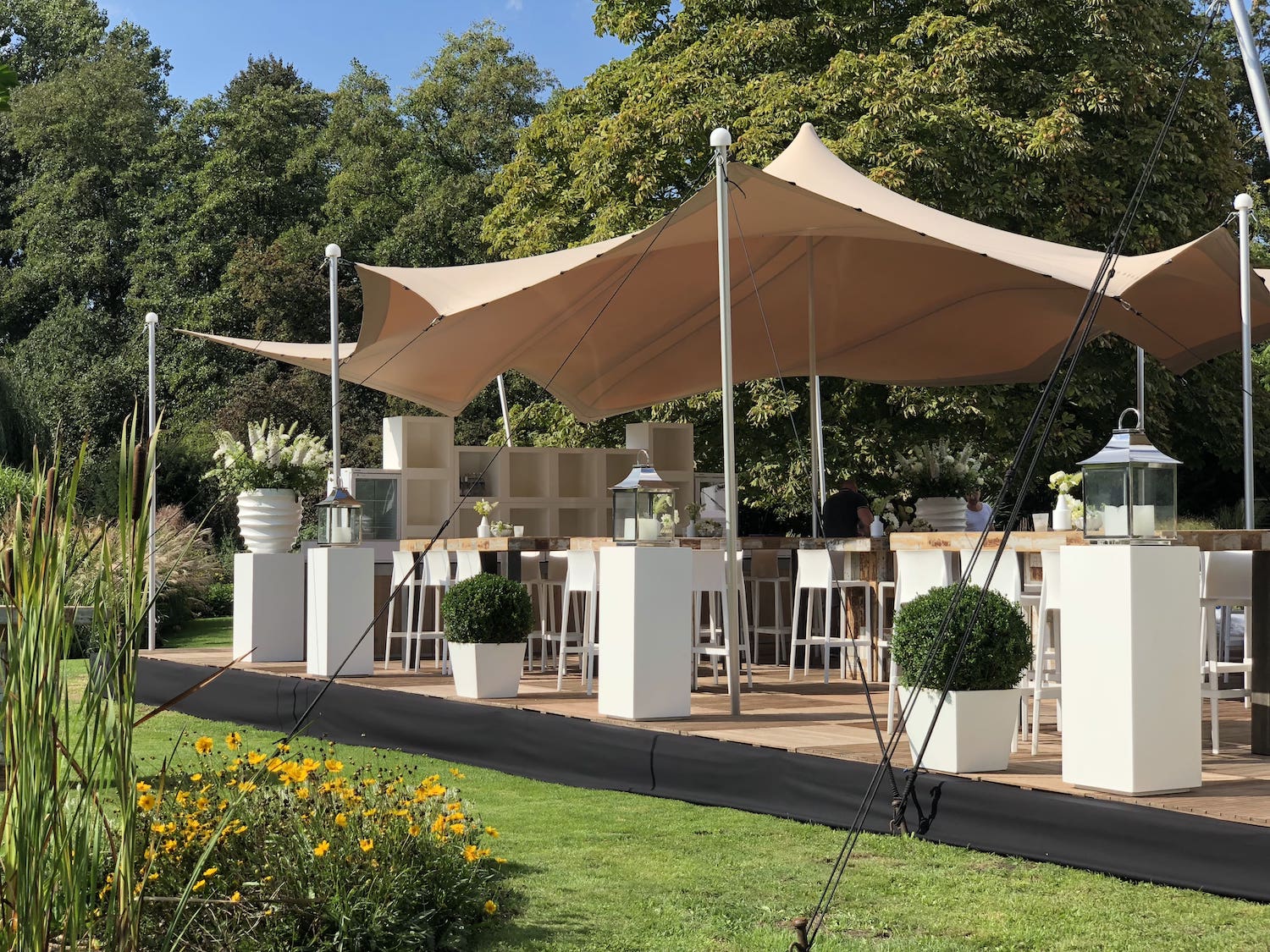 Stretchzelte auf Gartenterrasse für private Geburtstagsfeier - Zelte und Pagoden von Zeltverleih Intersettle