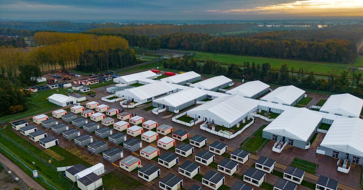 Unterkünfte für Flüchtlinge - Zeltstadt von Intersettle Zeltverleih - Spezialist für temporäre Unterkünfte, Wohnheime, Container, Notfallzelte