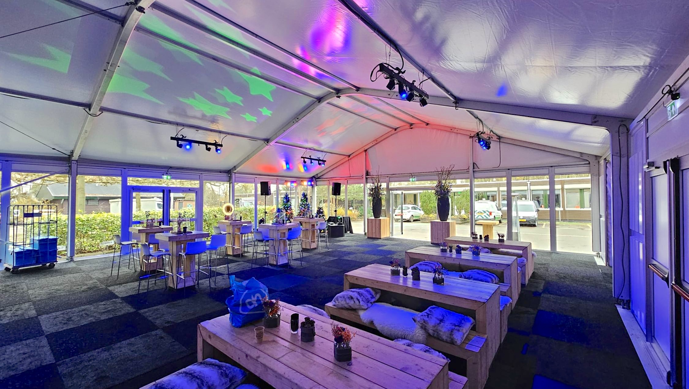 Veranstaltungszelt von Zeltverleih Intersettle für Veranstaltungen, Firmenevents, private Feiern, Sportveranstaltungen oder Messen - Innenansicht mit Zelt-Ausstattungen - Vision Zelt mit Glasfassaden